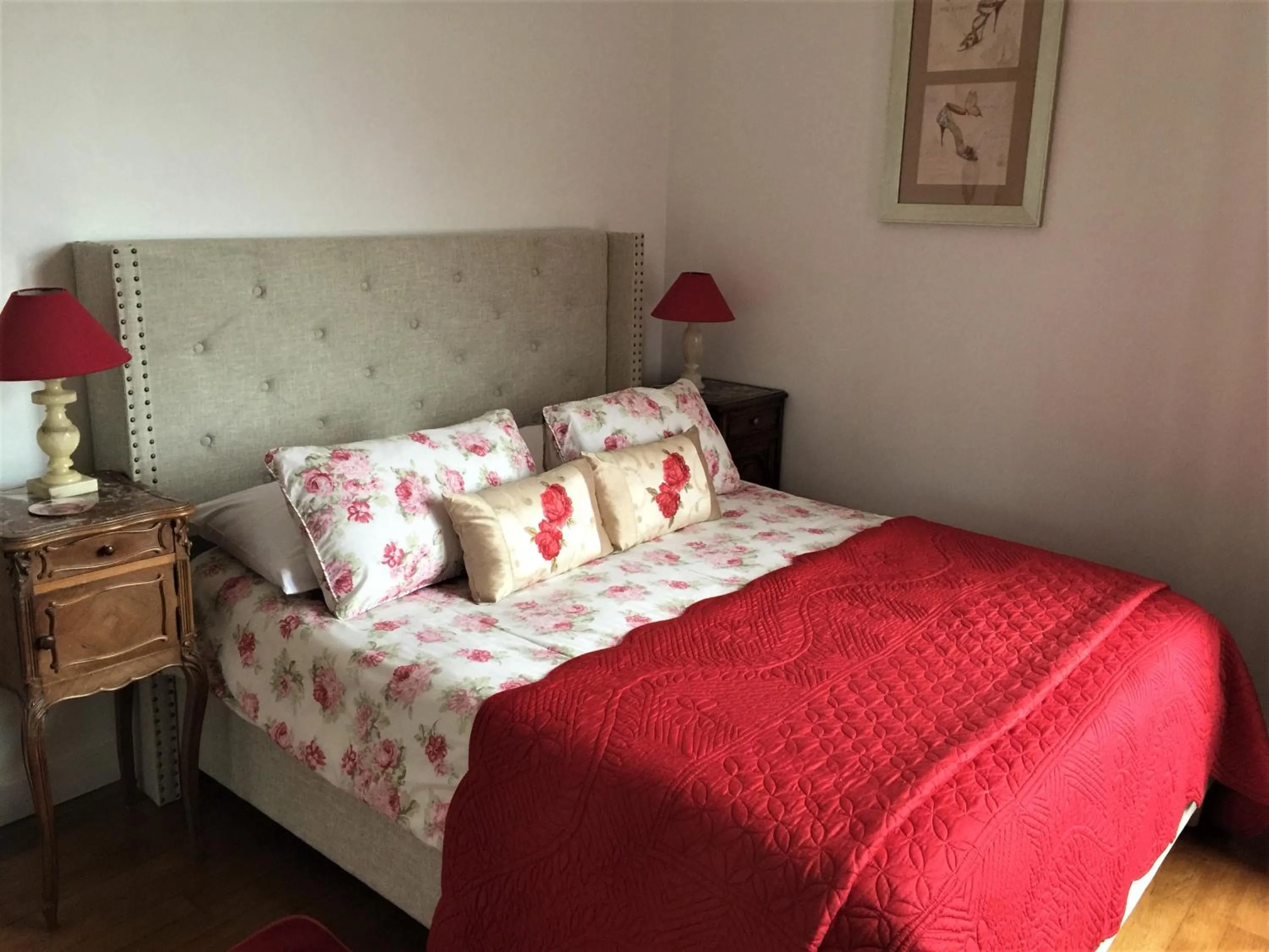 Bedroom, Bed in Vue du Château d'Excideuil en chambres