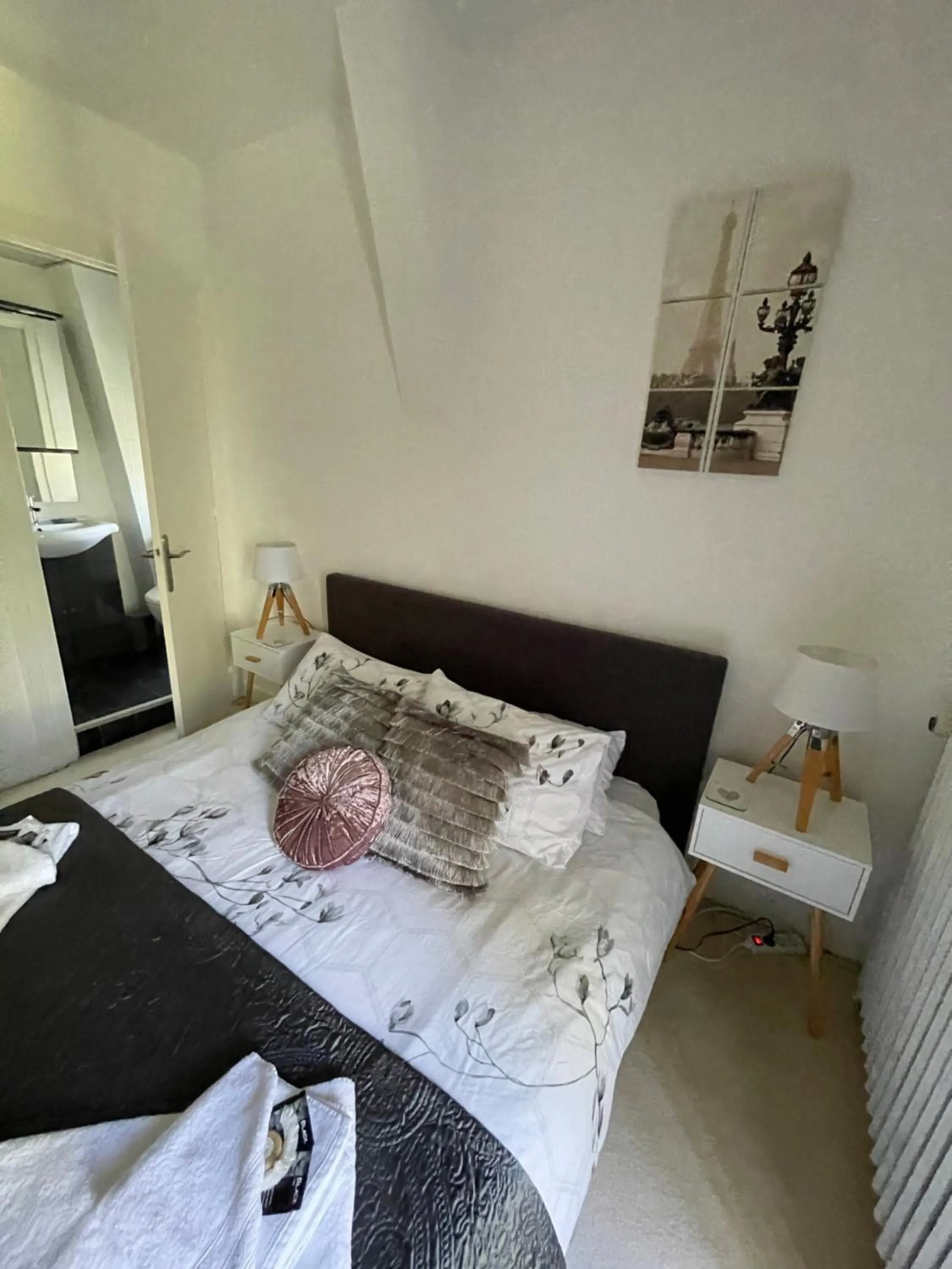 Bed in Vue du Château d'Excideuil en chambres