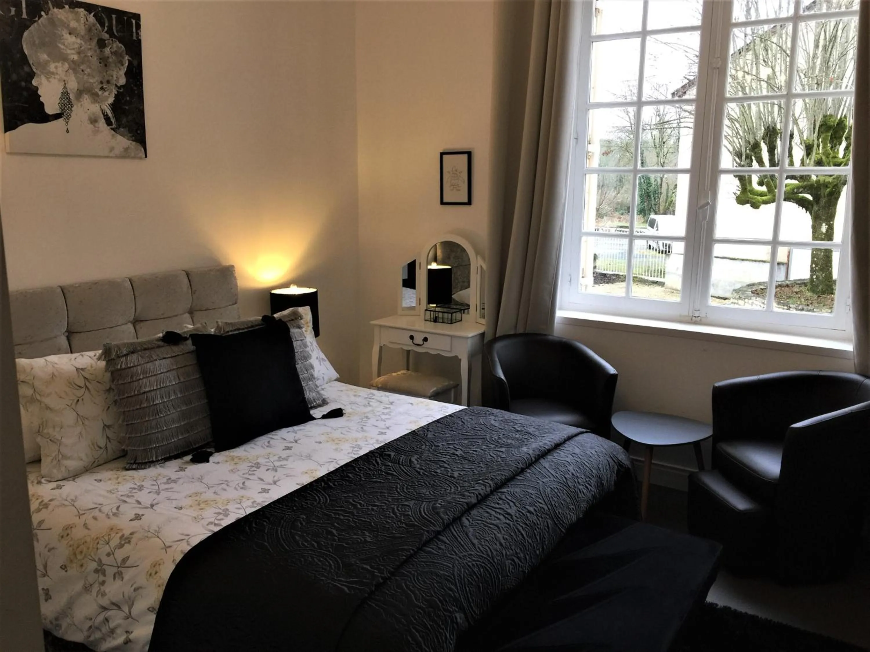 Bedroom, Bed in Vue du Château d'Excideuil en chambres