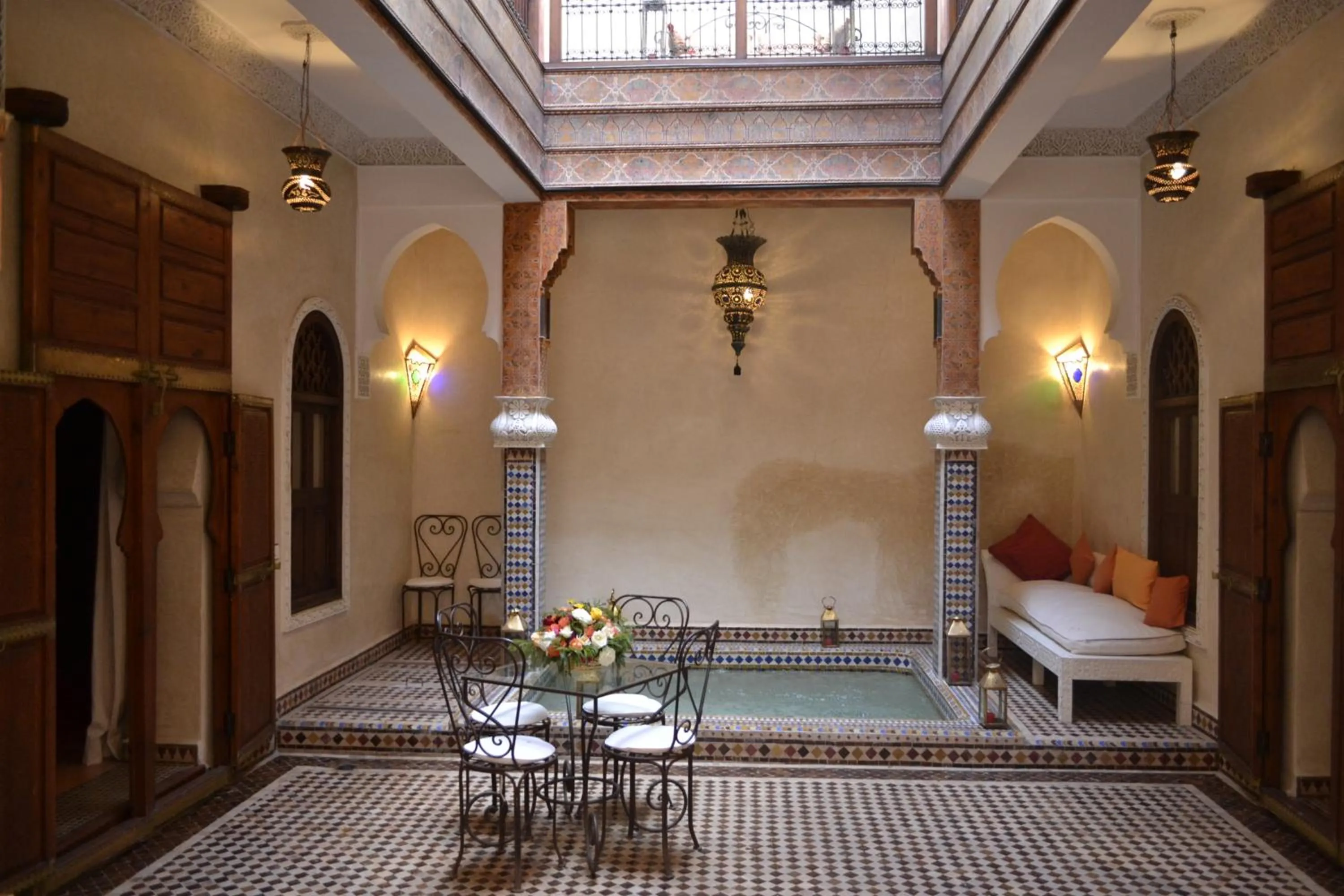 Dining area, Bed in Riad Charik