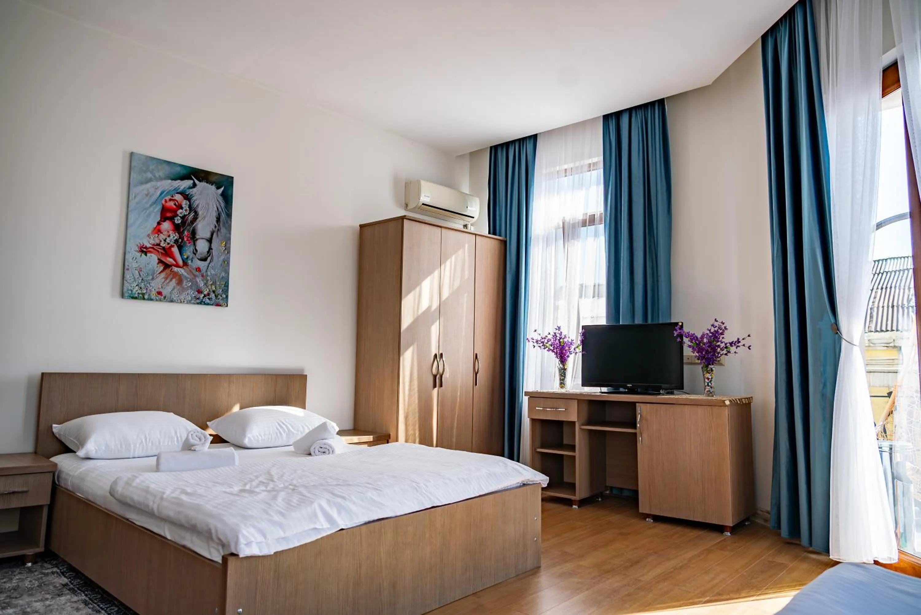 Communal lounge/ TV room, Bed in Hotel Port Altus