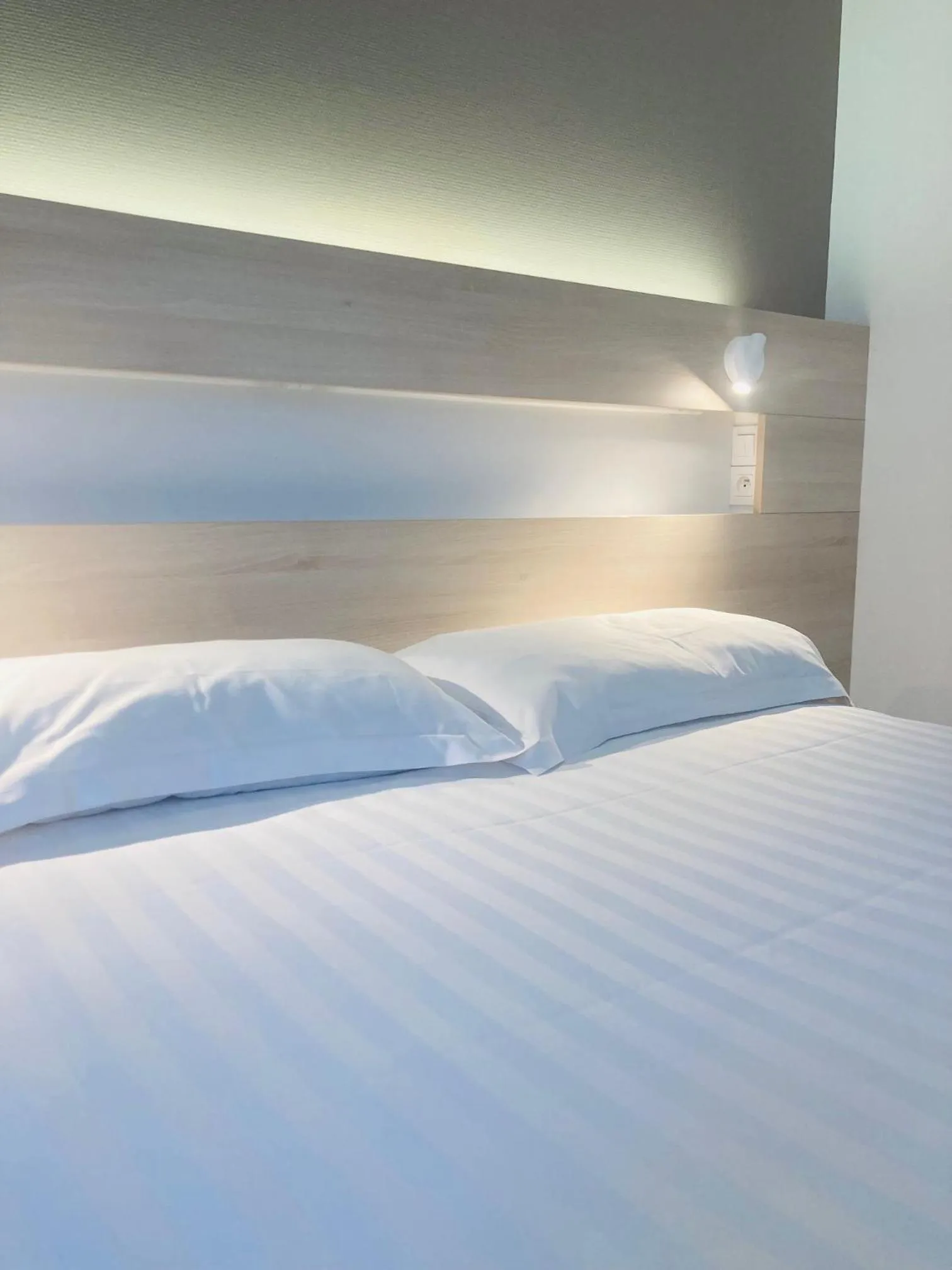 Bed in Hotel Restaurant l'Eskemm St Brieuc-Trégueux