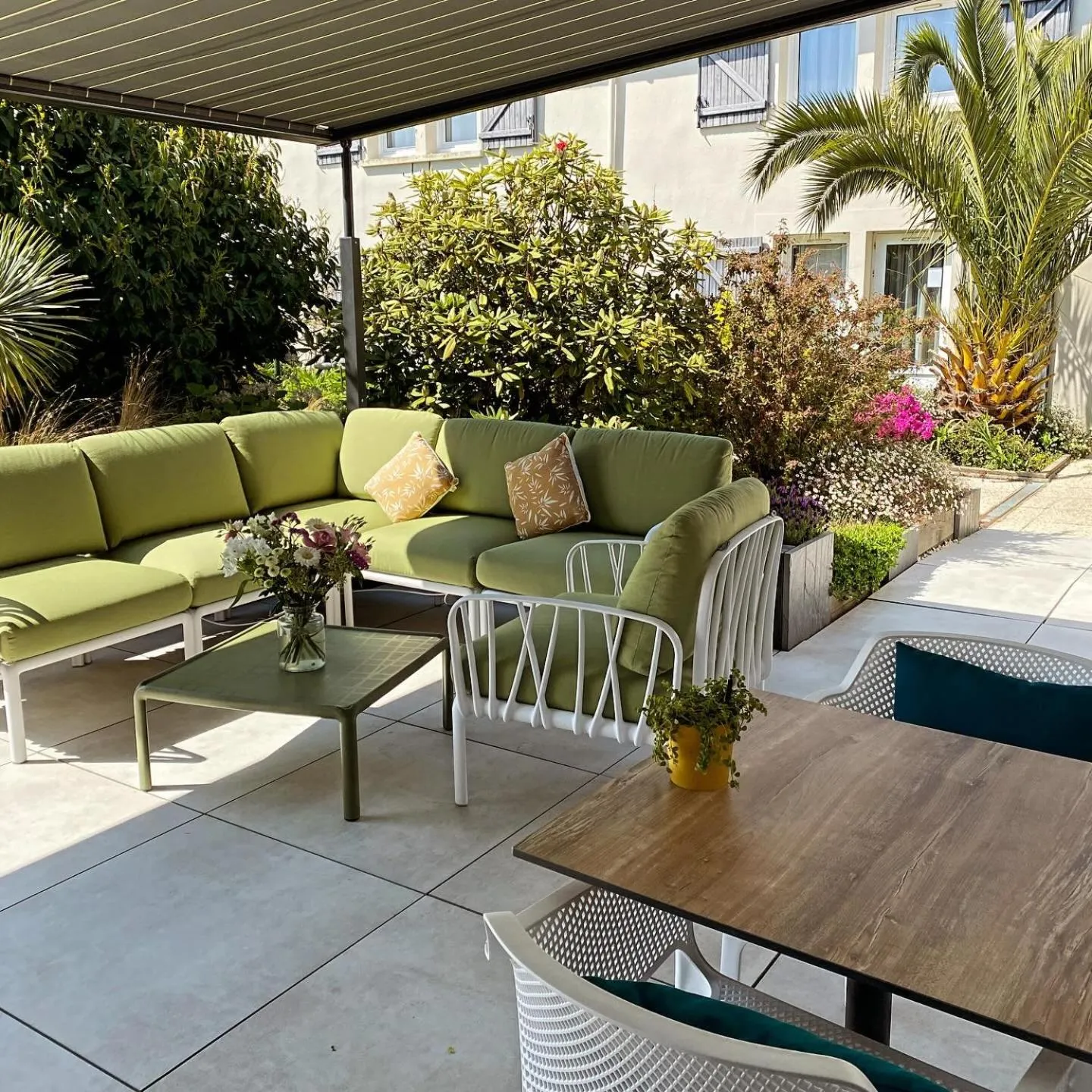 Patio in Hotel Restaurant l'Eskemm St Brieuc-Trégueux