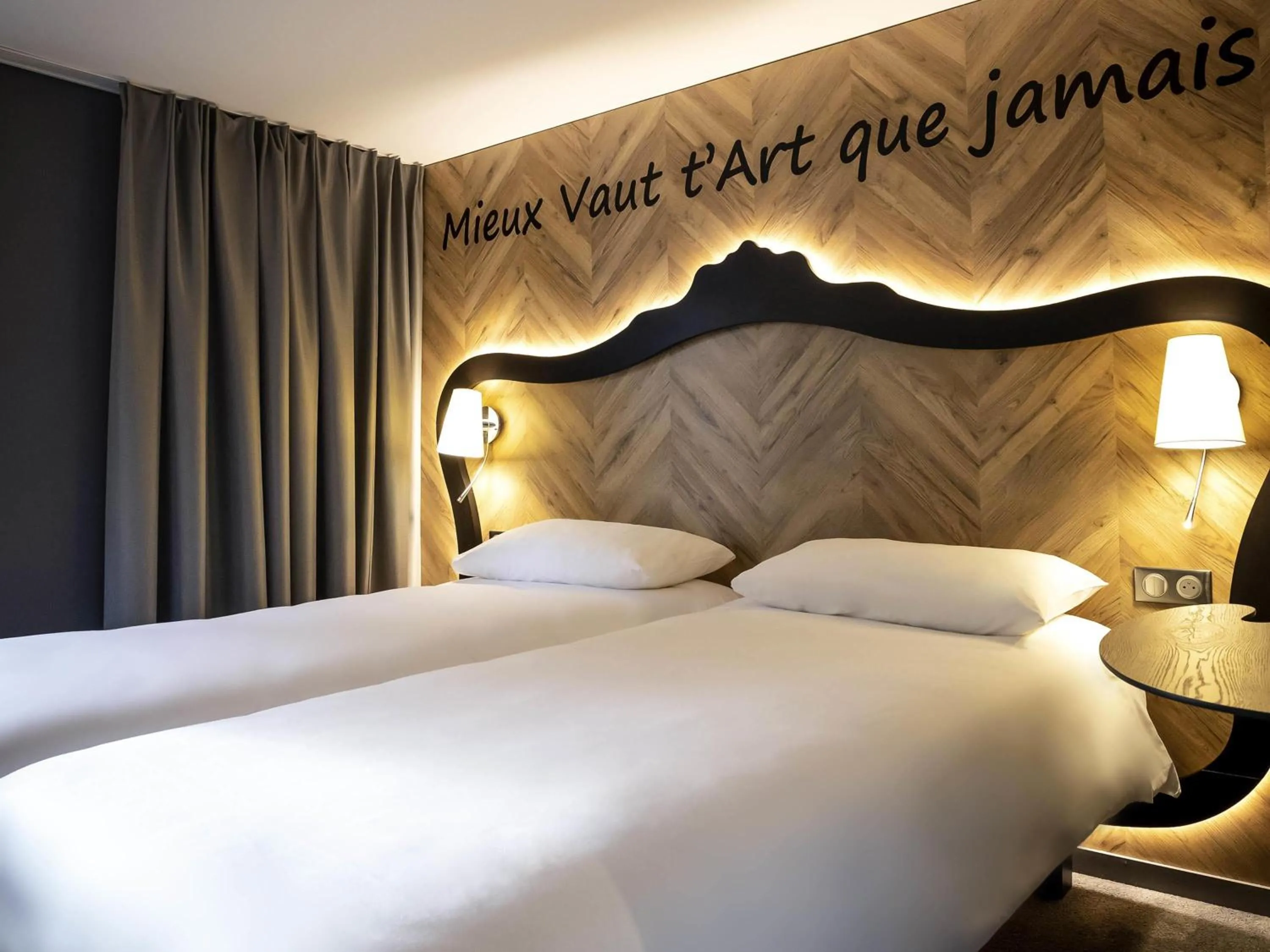 Bedroom, Bed in ibis Styles Douai Gare Gayant Expo