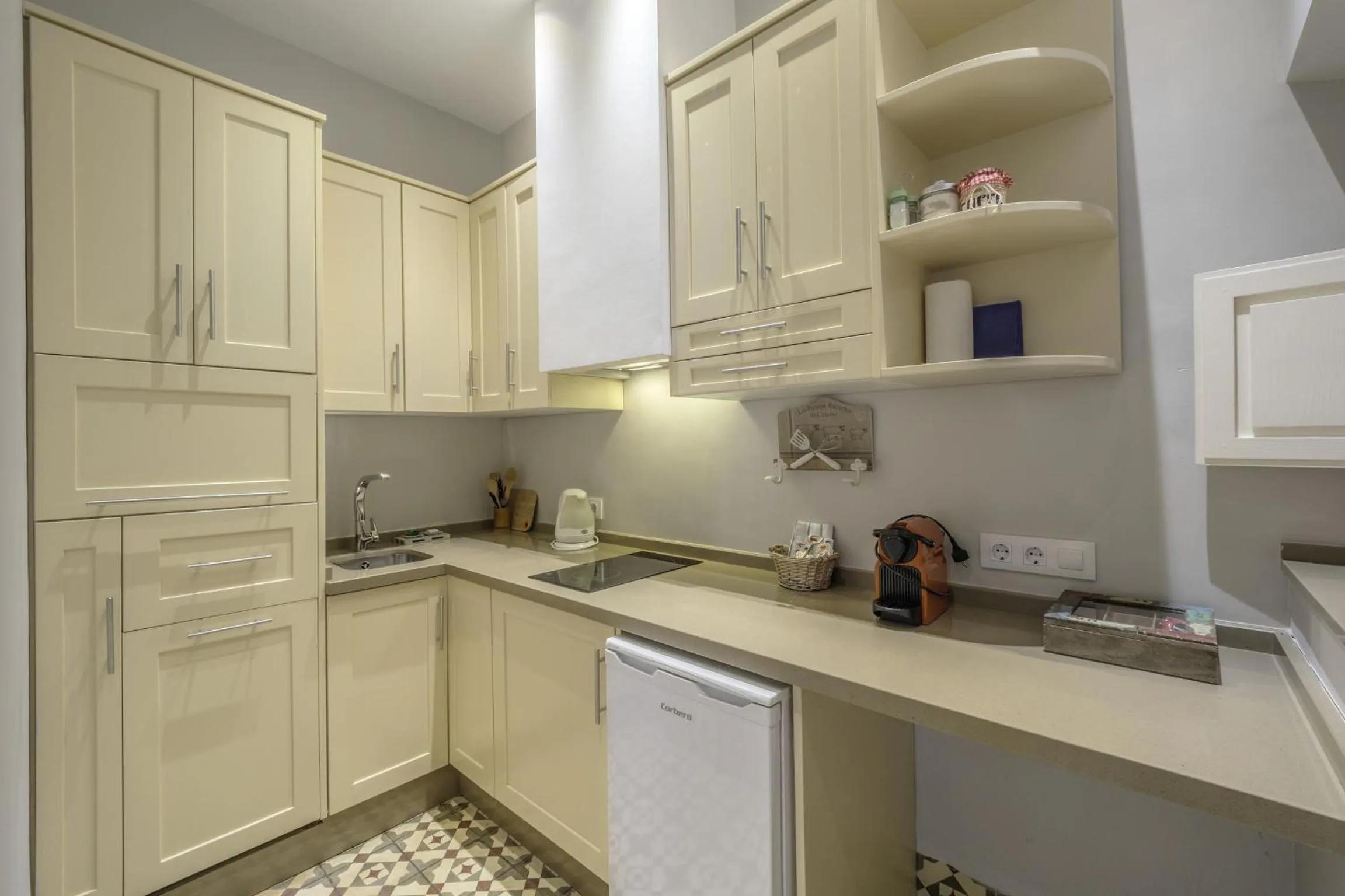 Kitchen or kitchenette in ApartaSuites Alberca Deluxe
