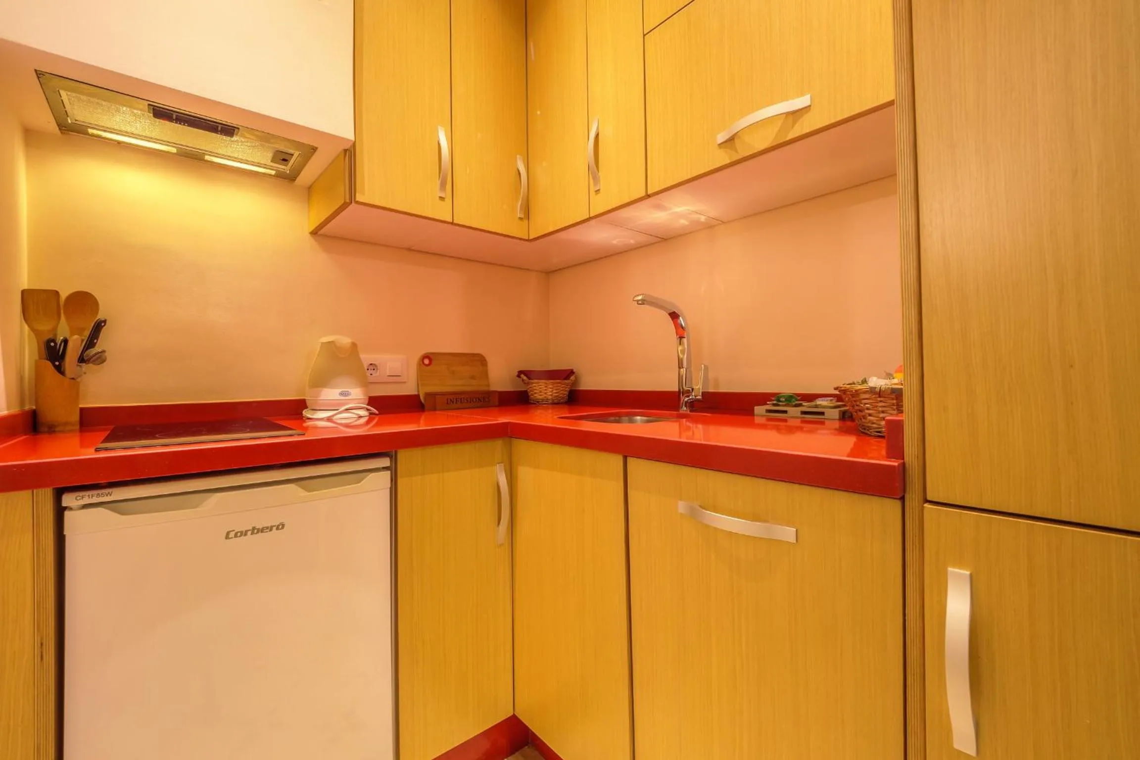 Kitchen or kitchenette in ApartaSuites Alberca Deluxe