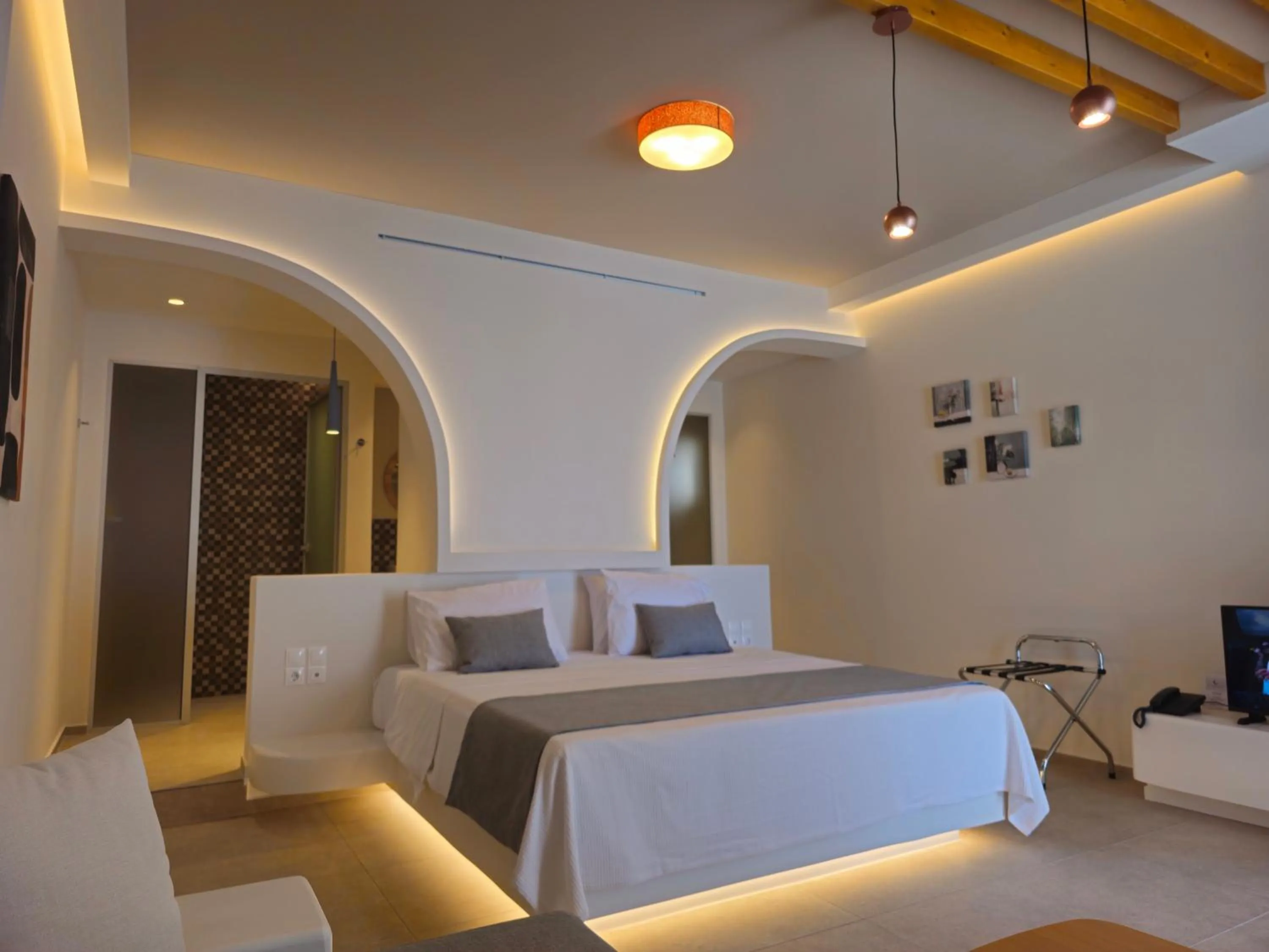 Bedroom, Bed in Moonlight Apartments & Suites