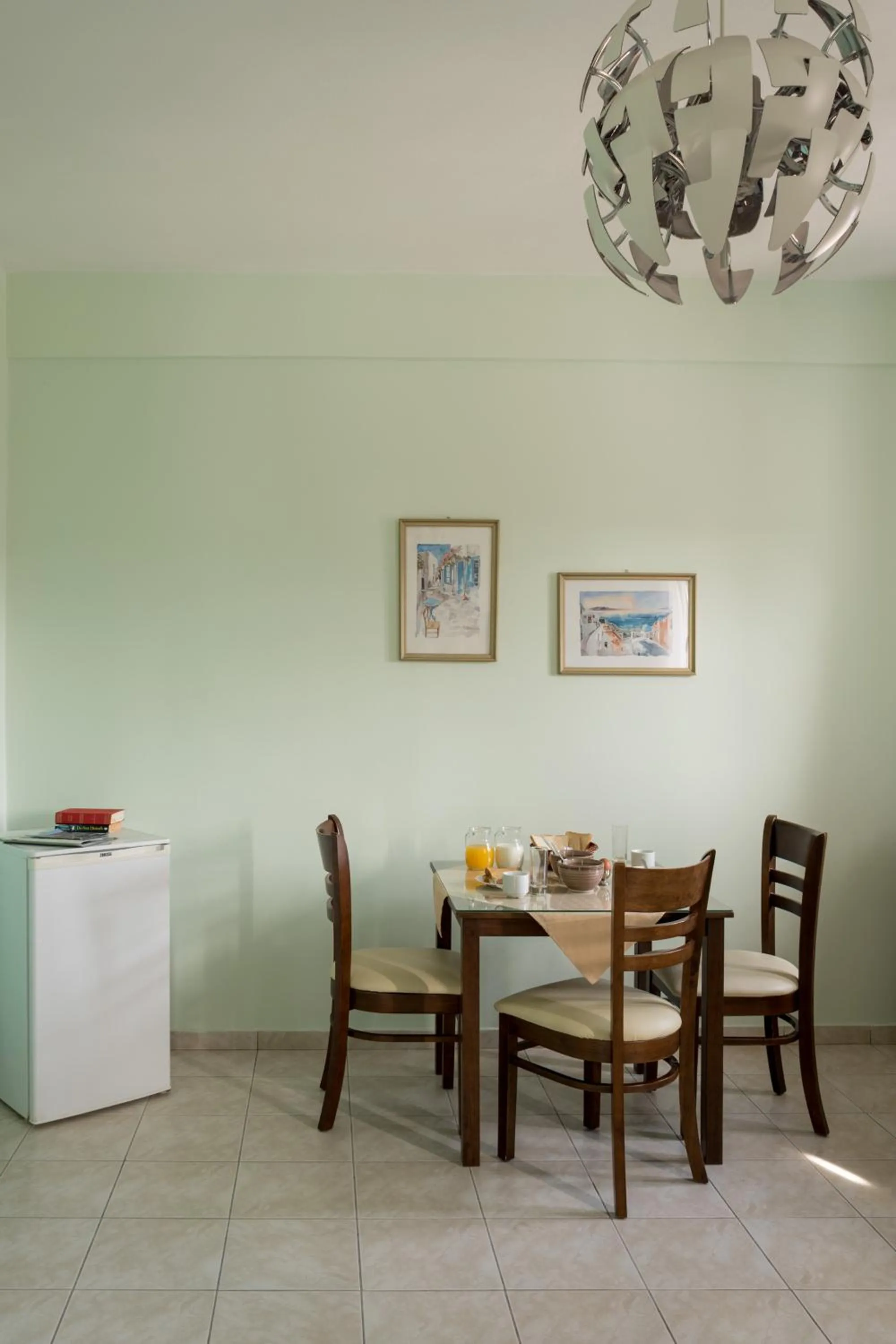 Dining area in Moonlight Apartments & Suites