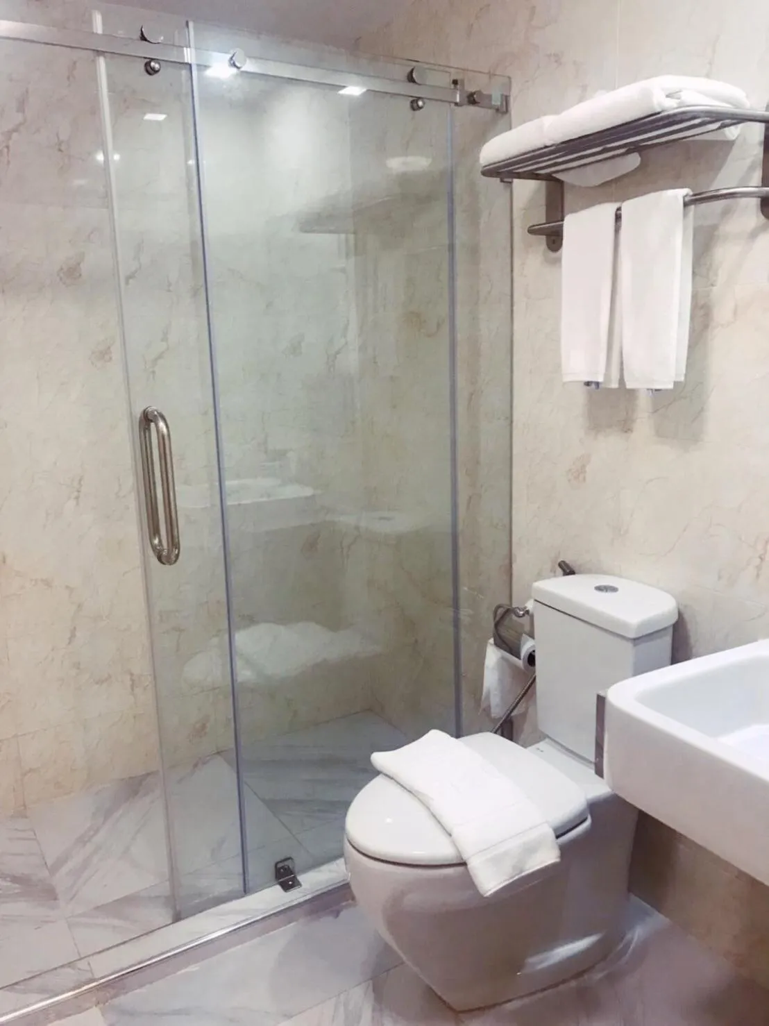 Shower in Taragrand Donmuang Airport Hotel