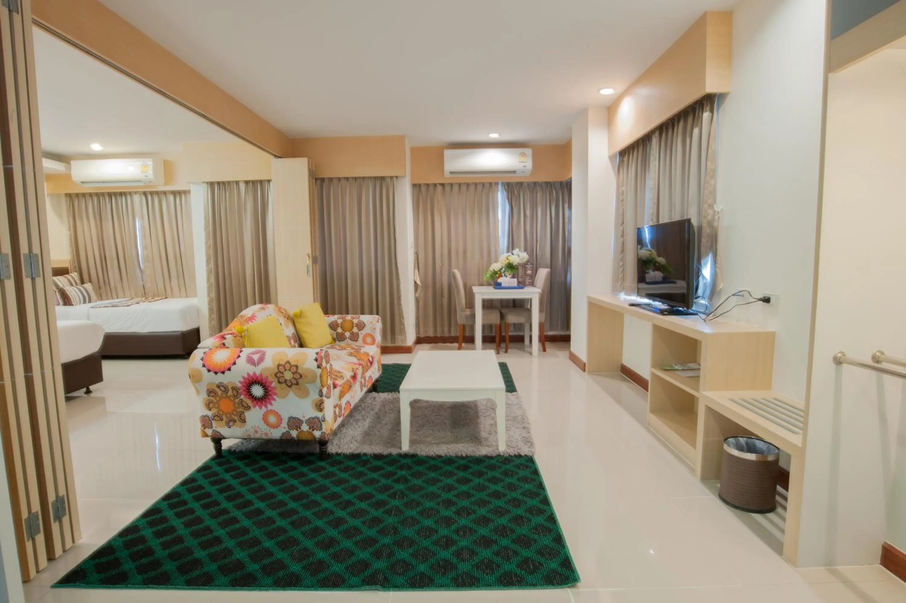 Living room, Bed in Taragrand Donmuang Airport Hotel