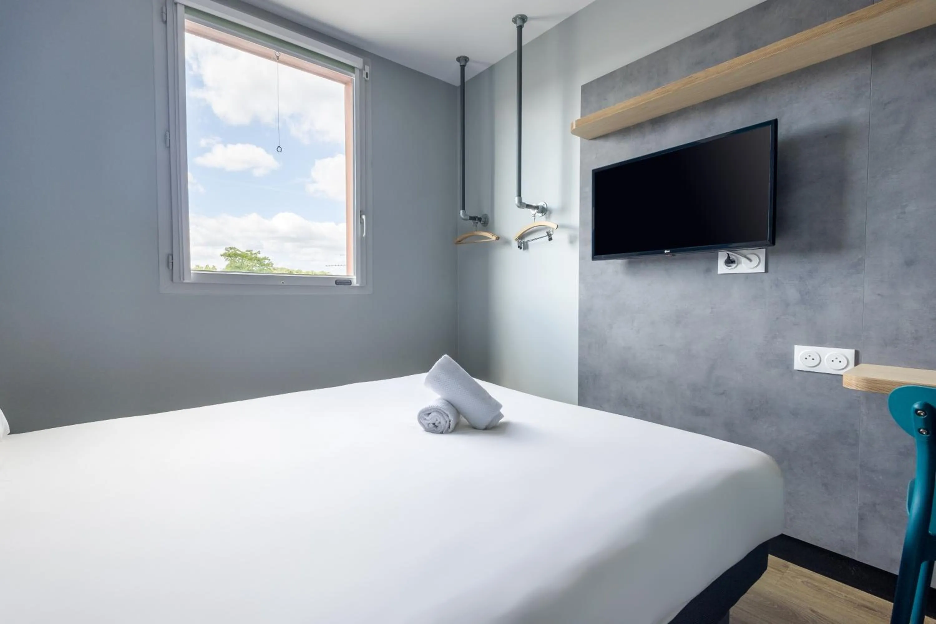 Bedroom, Bed in ibis budget Nanterre la Defense