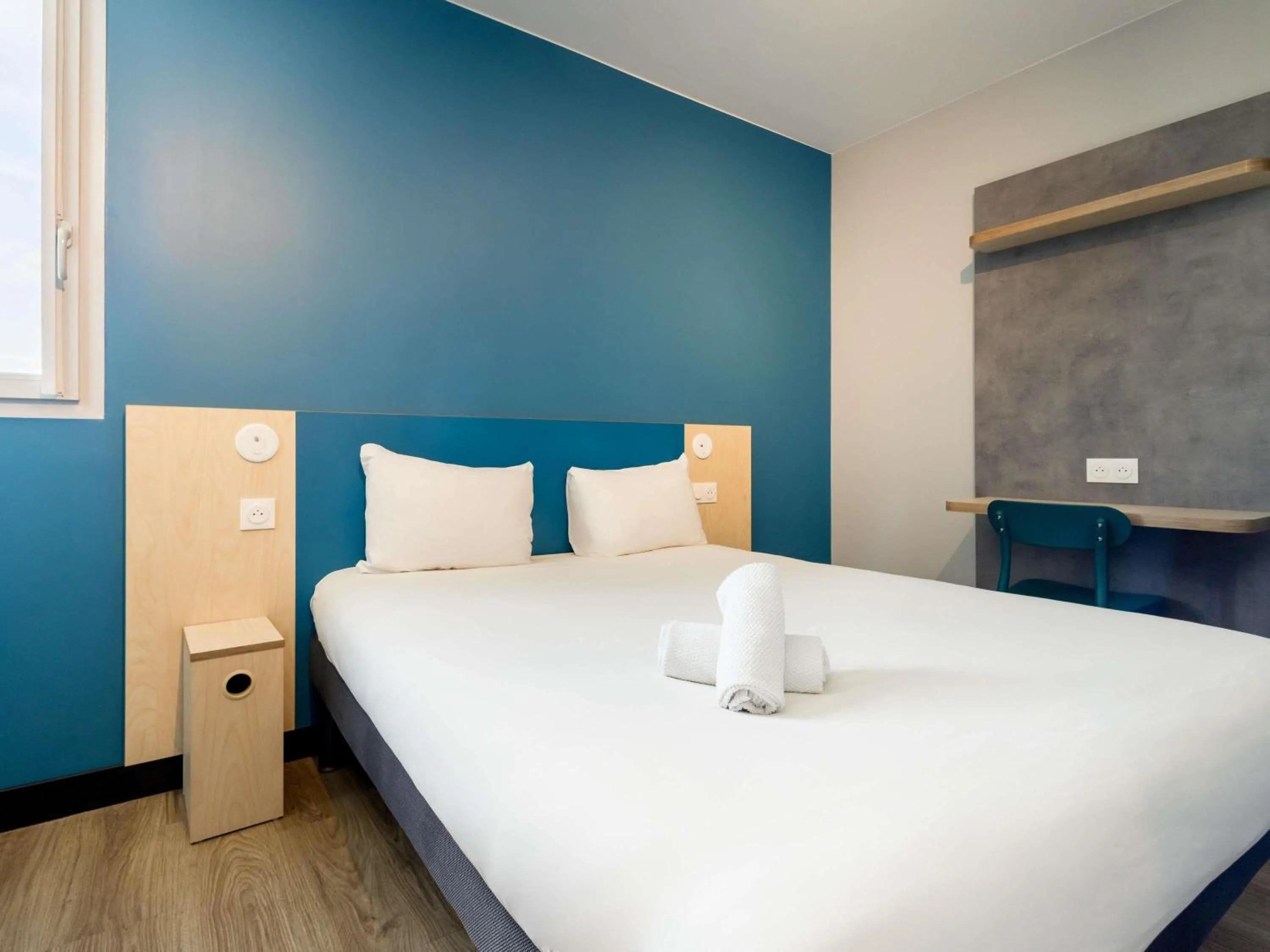 Bedroom, Bed in ibis budget Nanterre la Defense