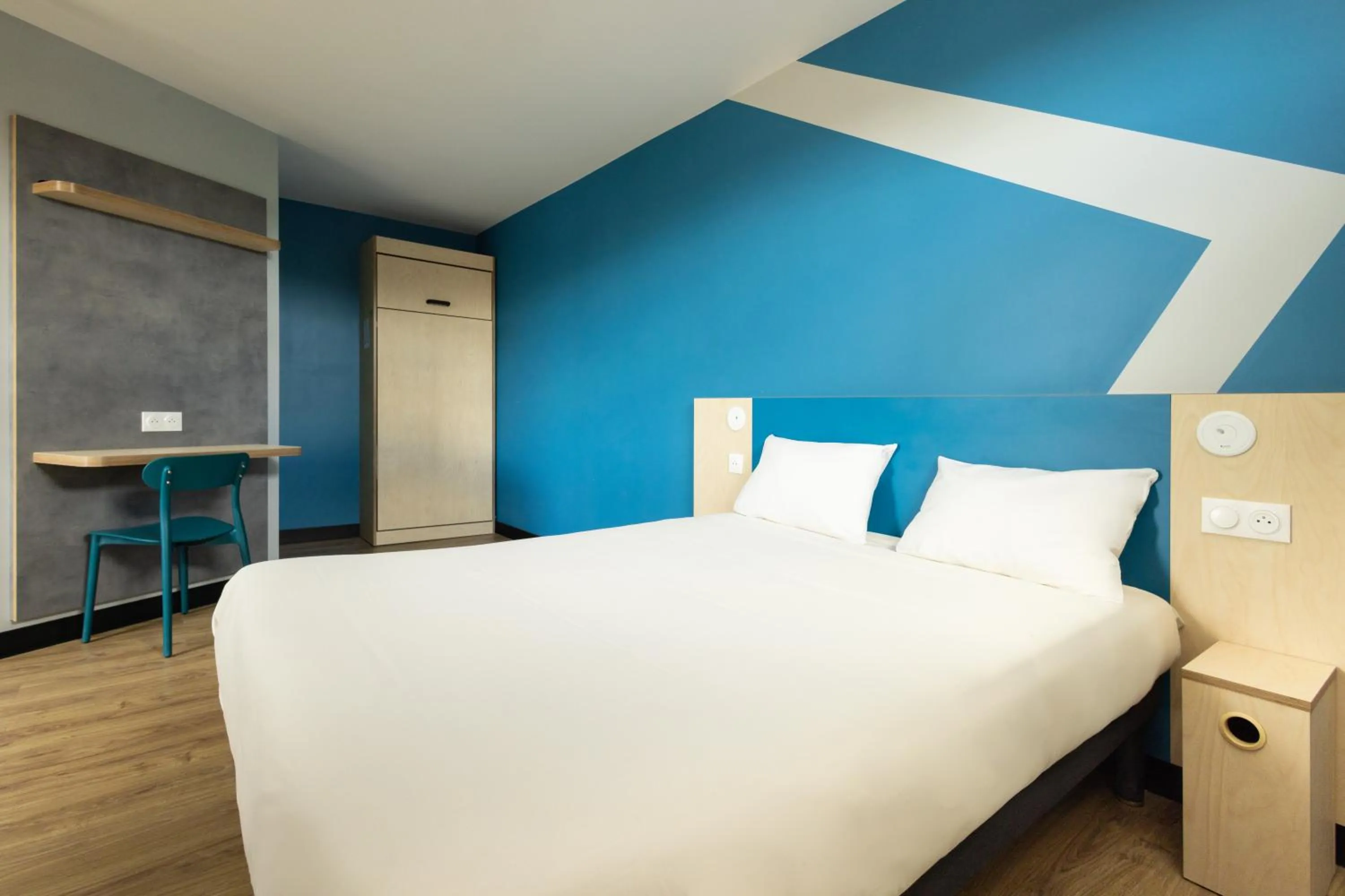 Bedroom, Bed in ibis budget Nanterre la Defense