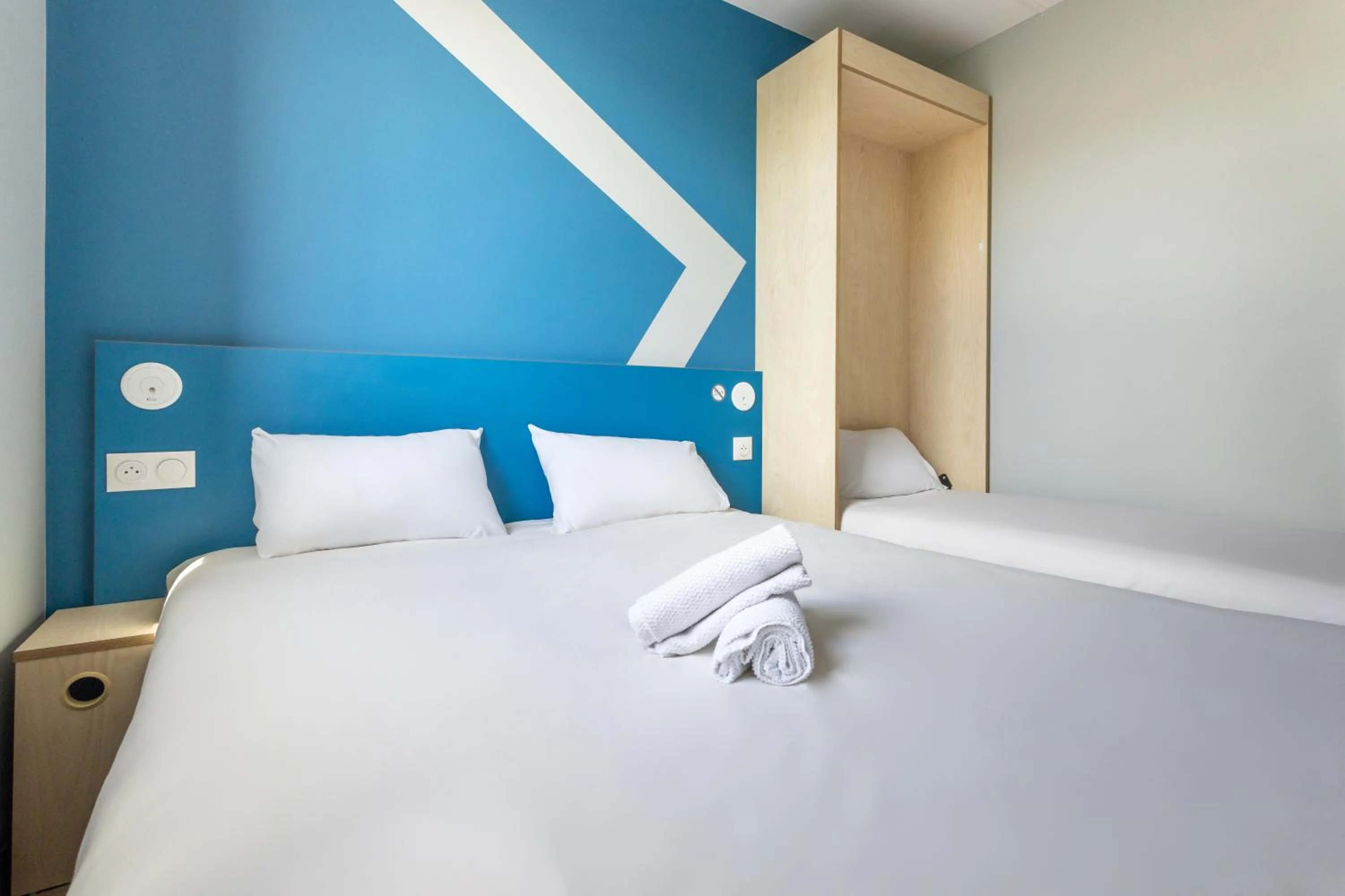 Bedroom, Bed in ibis budget Nanterre la Defense