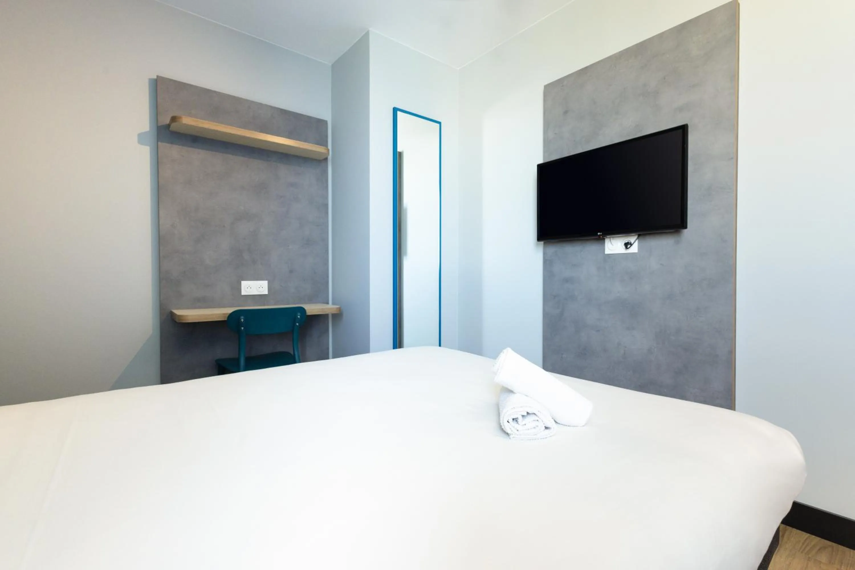 Bedroom, Bed in ibis budget Nanterre la Defense