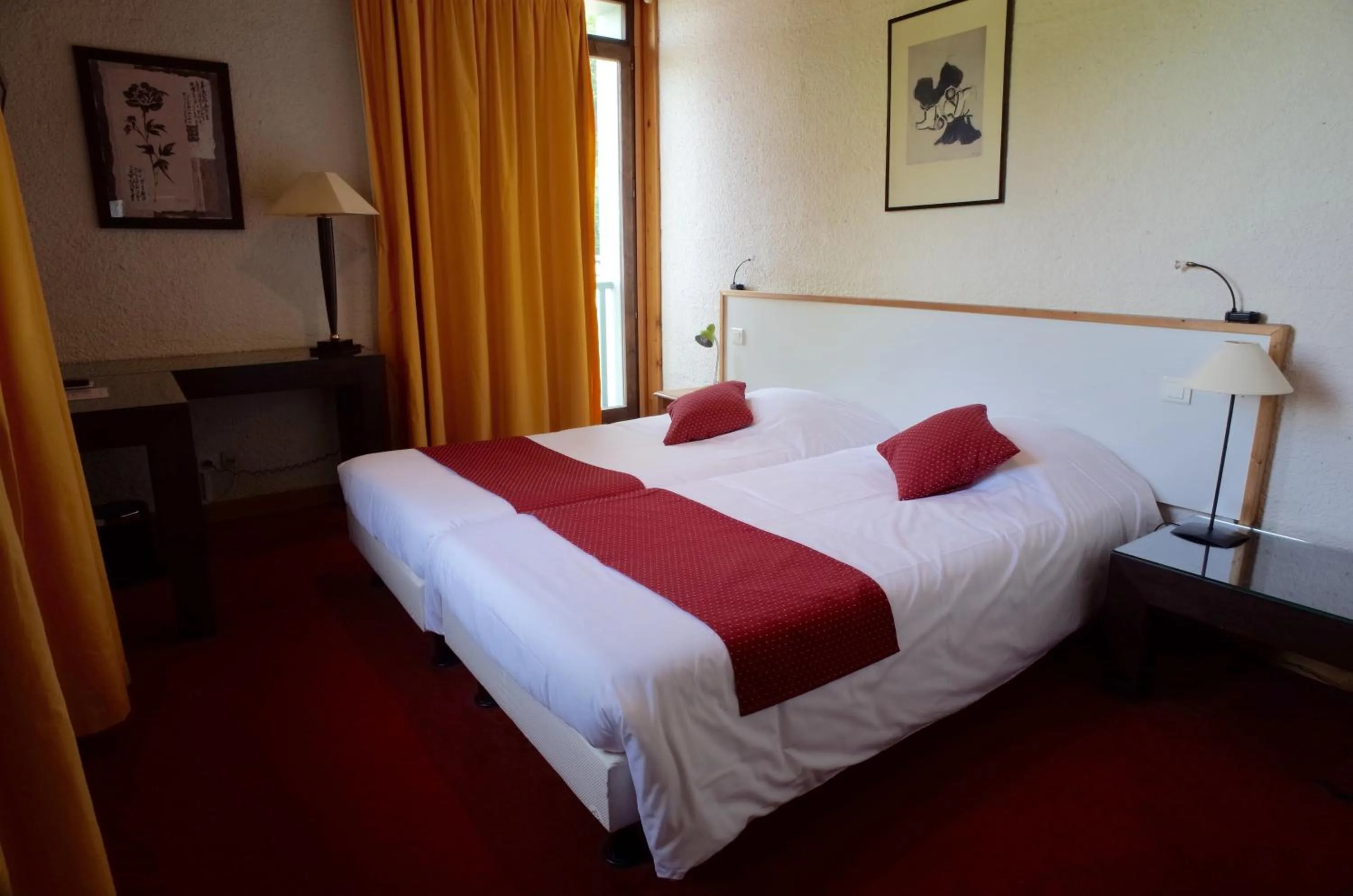 Photo of the whole room, Bed in Hotel des Marquisats