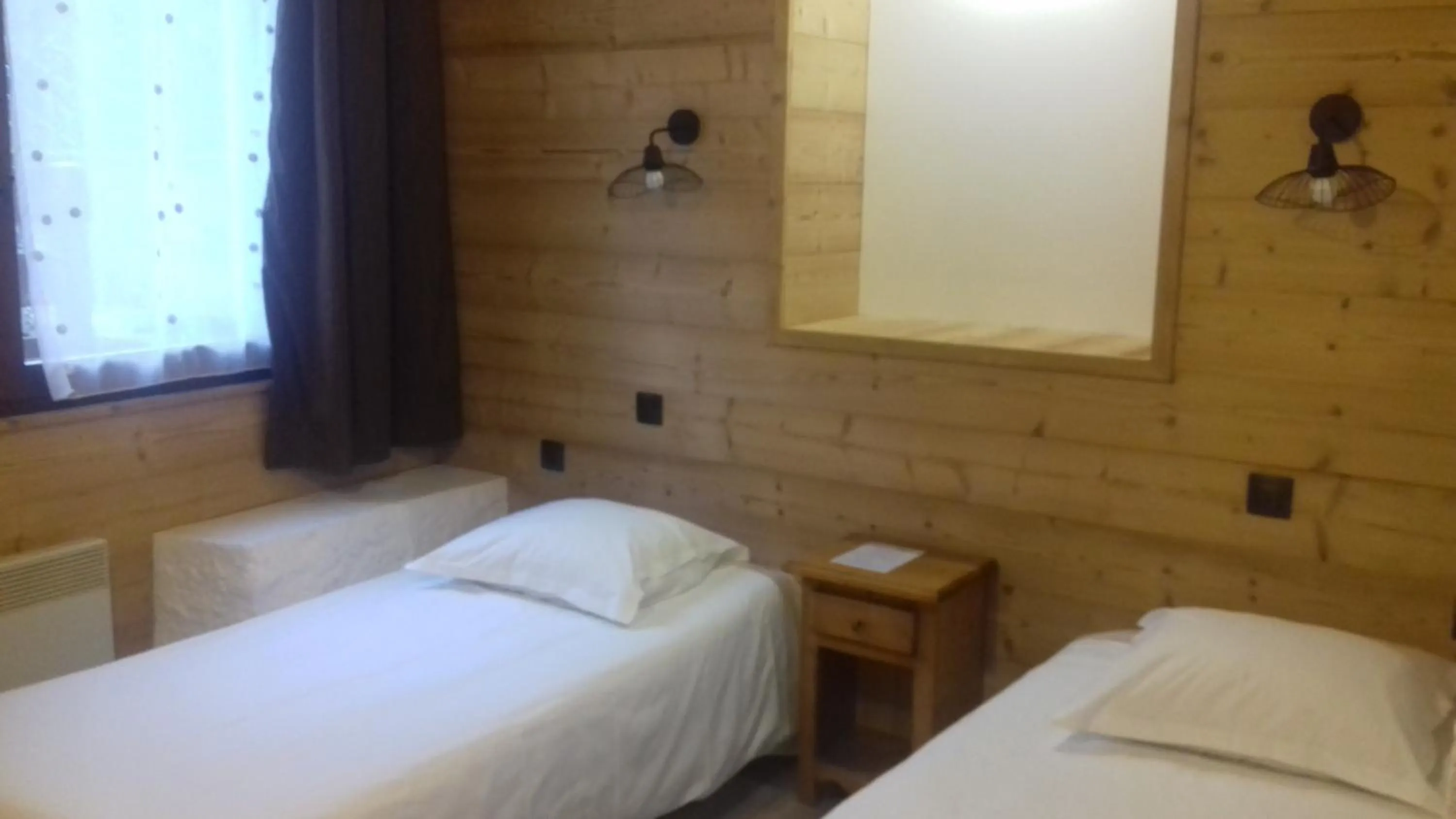 Photo of the whole room, Bed in Hotel des Marquisats