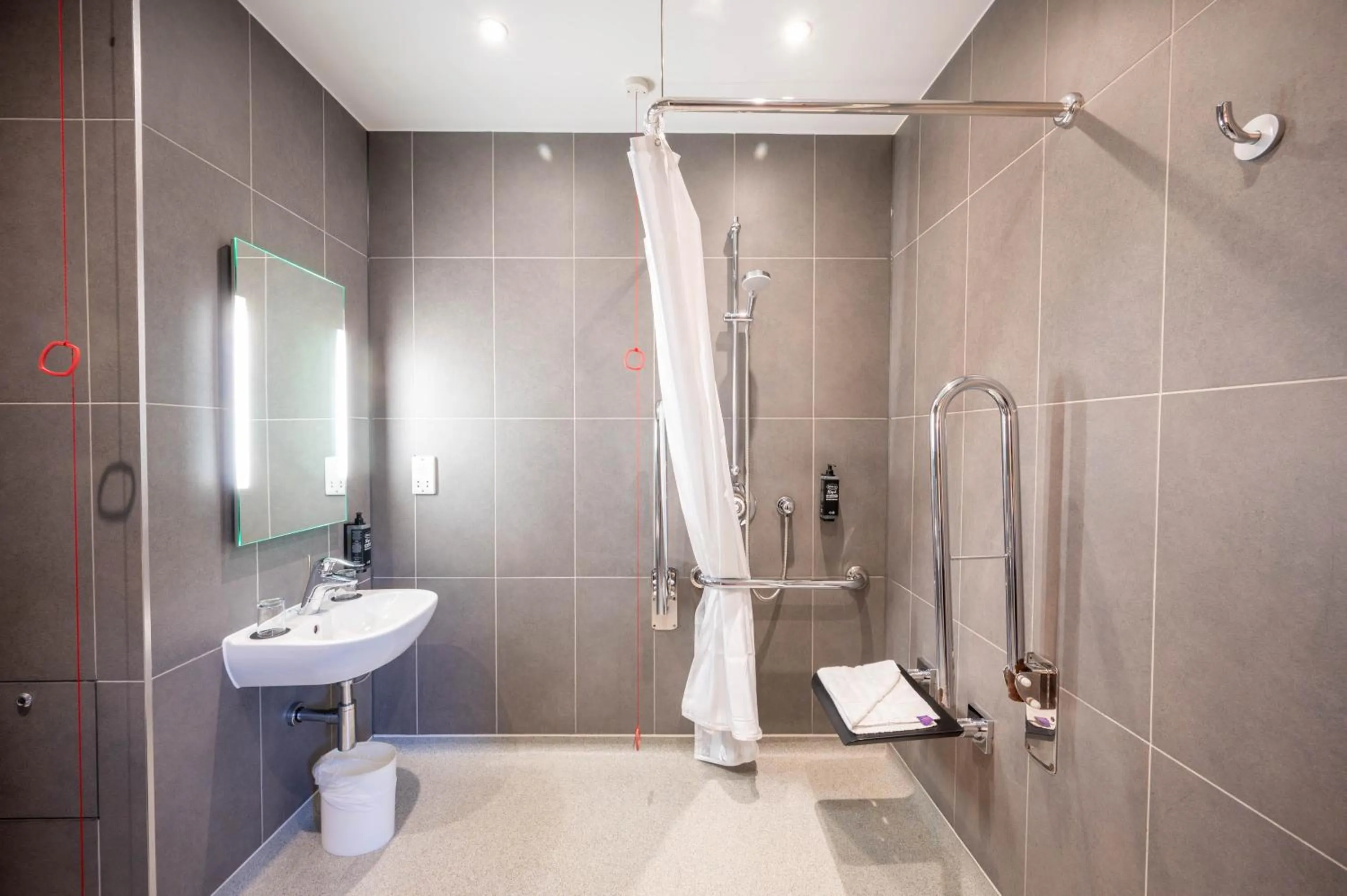 Shower in ibis budget London Barking