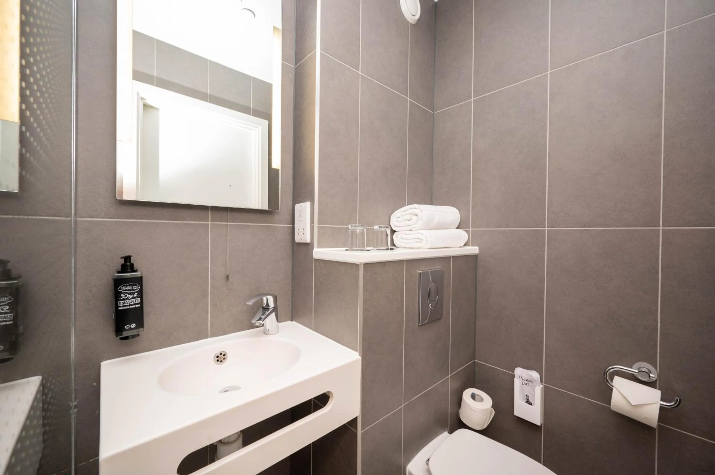 Toilet in ibis budget London Barking