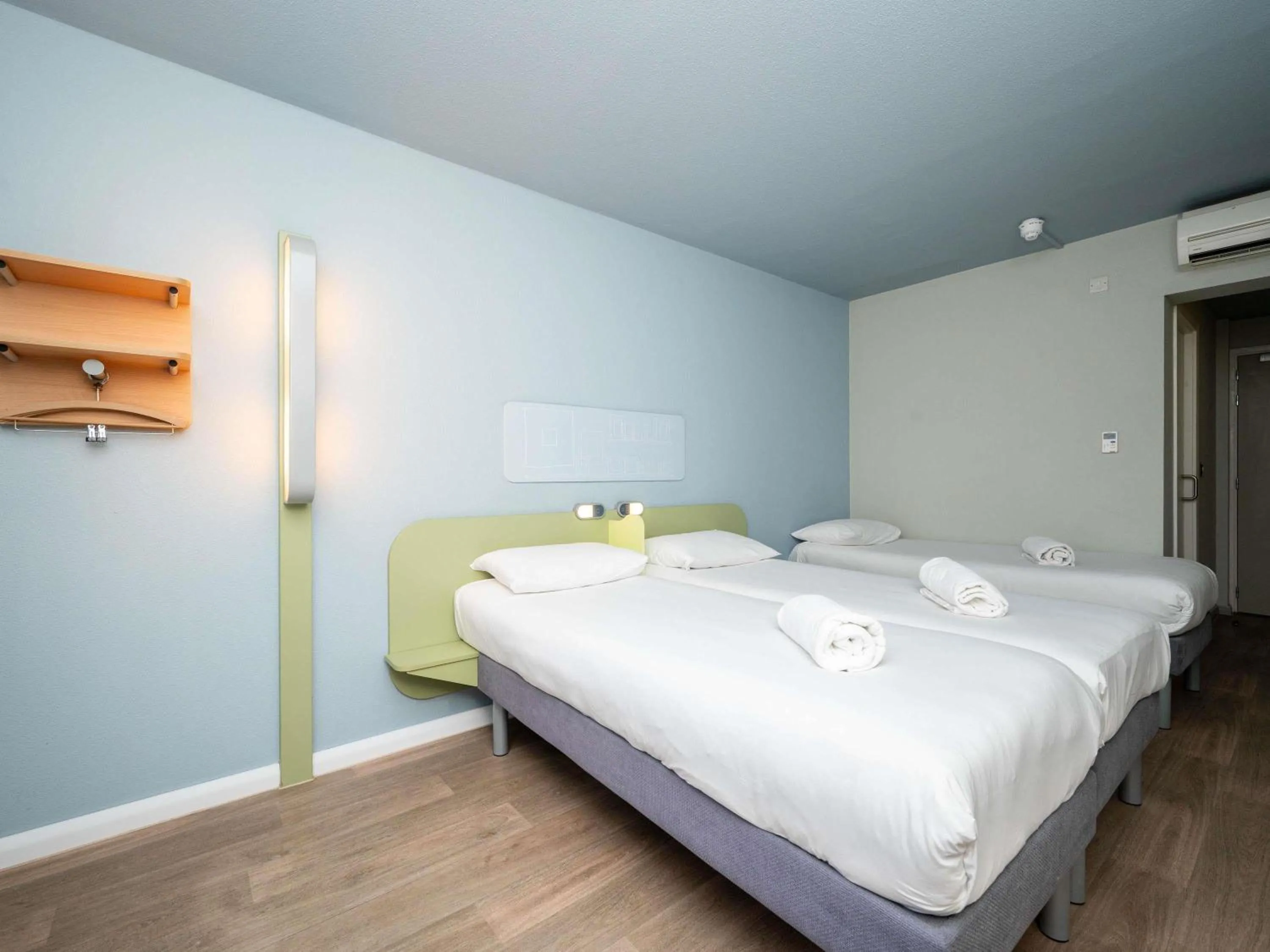 Bedroom, Bed in ibis budget London Barking