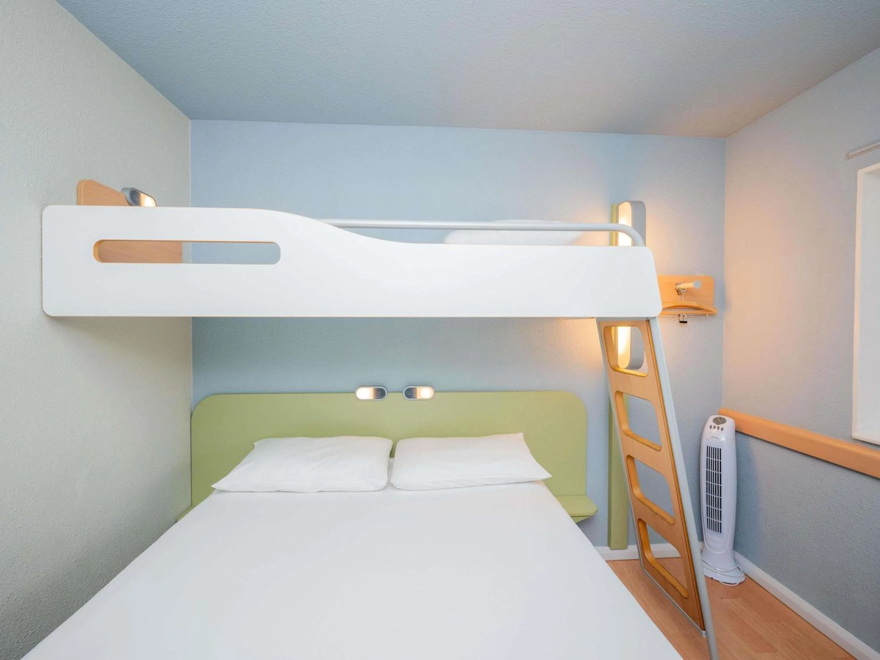 Bedroom, Bed in ibis budget London Barking