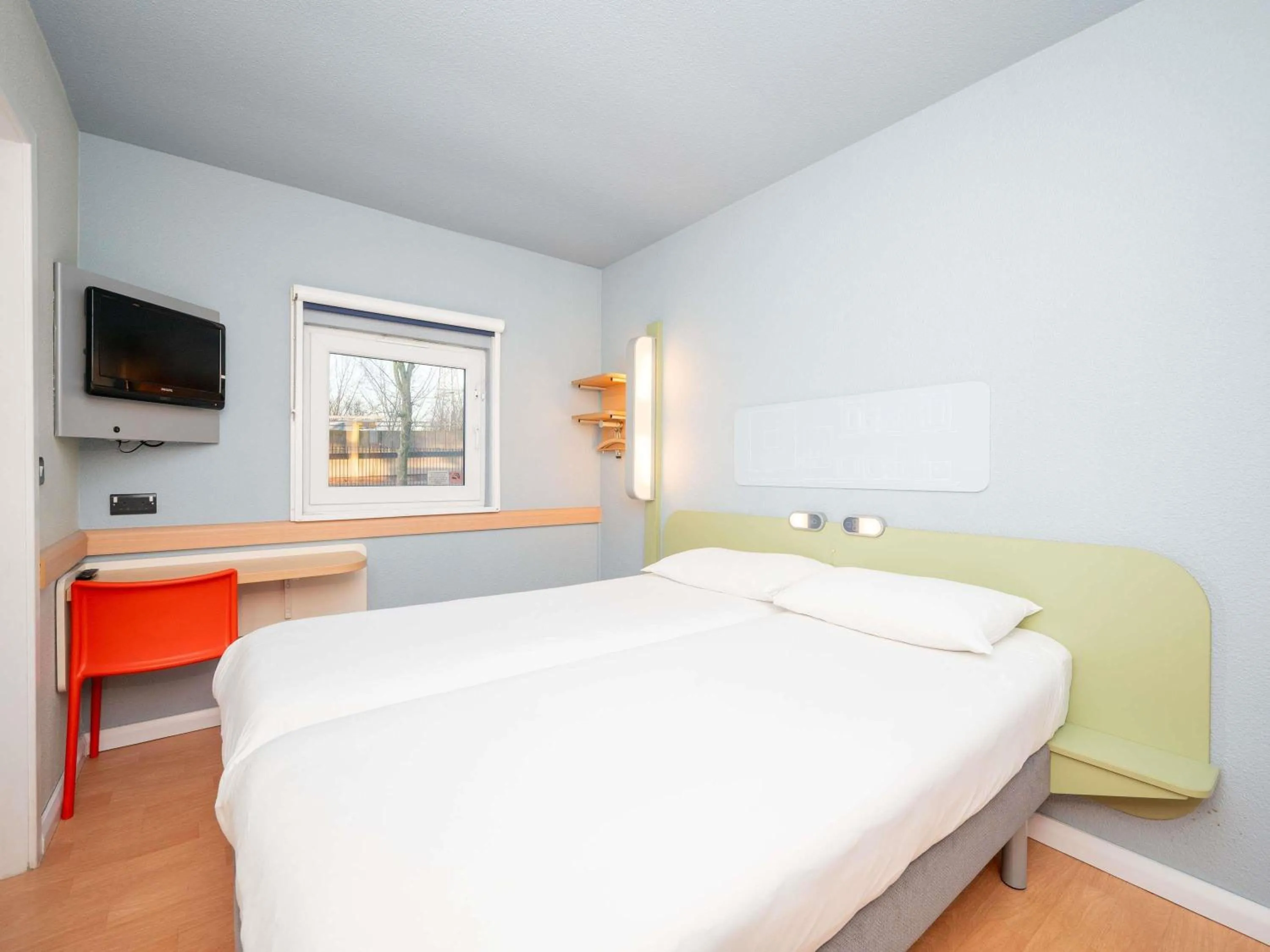 Bedroom, Bed in ibis budget London Barking