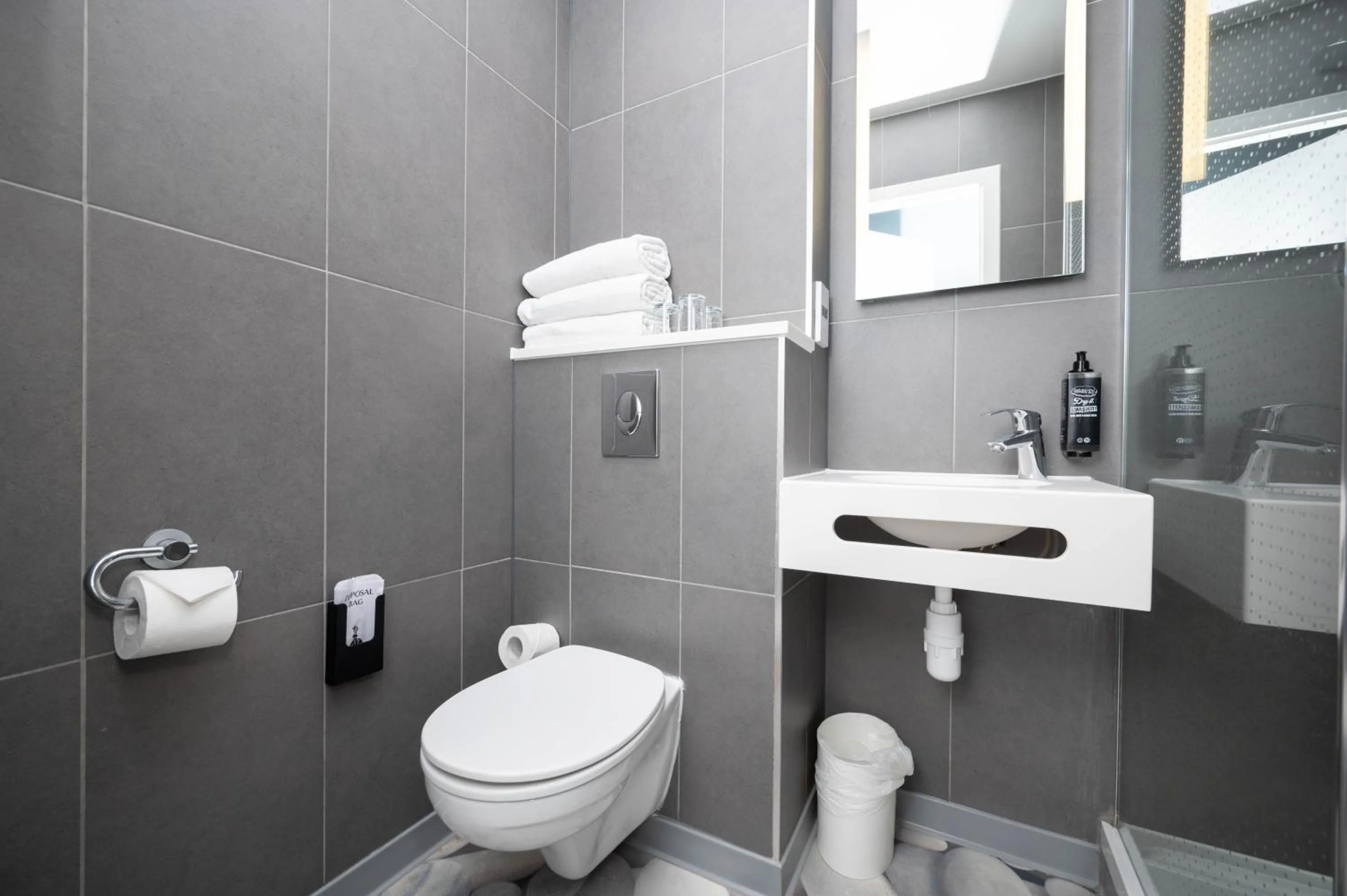 Shower in ibis budget London Barking