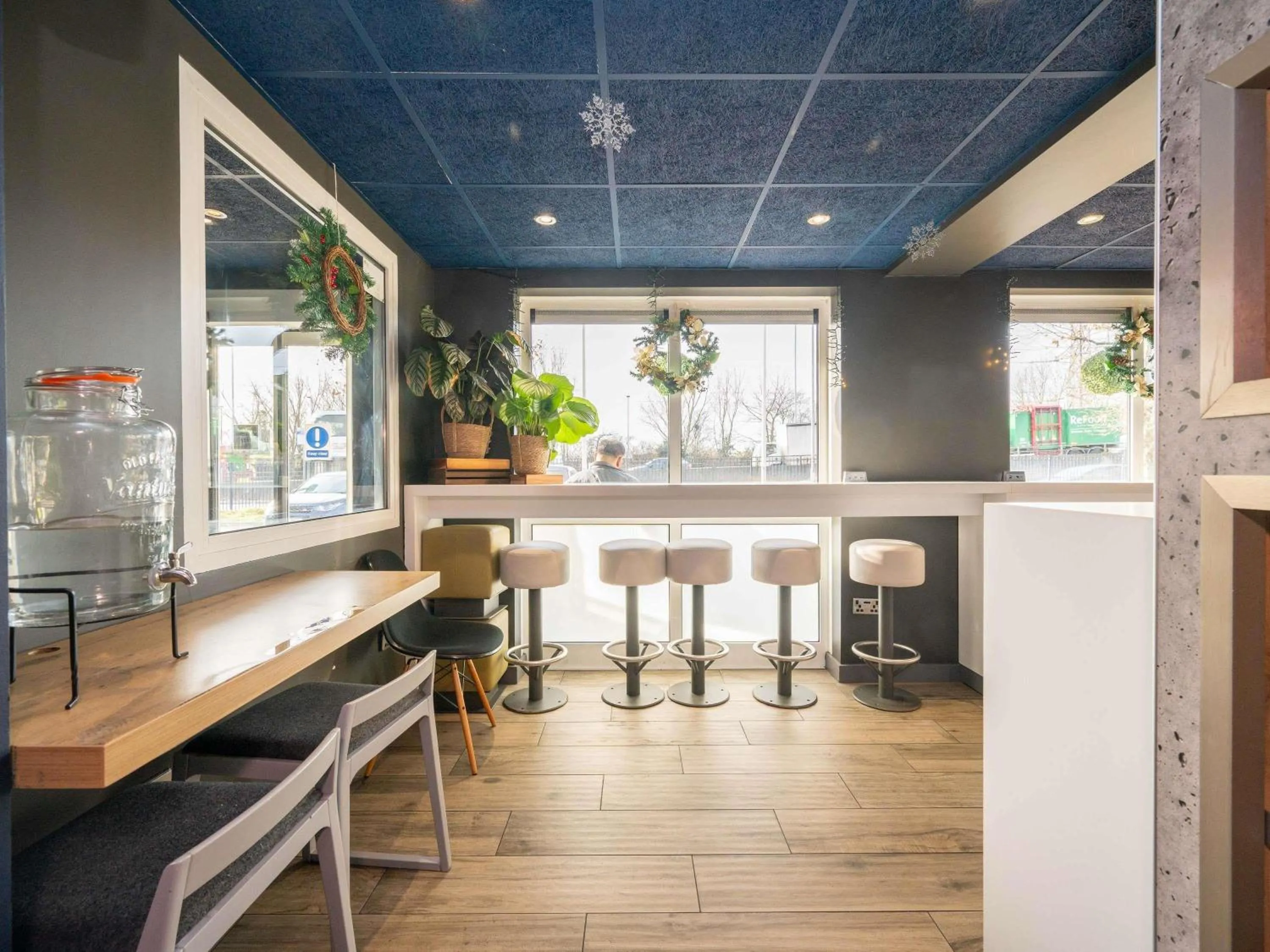 Restaurant/places to eat in ibis budget London Barking