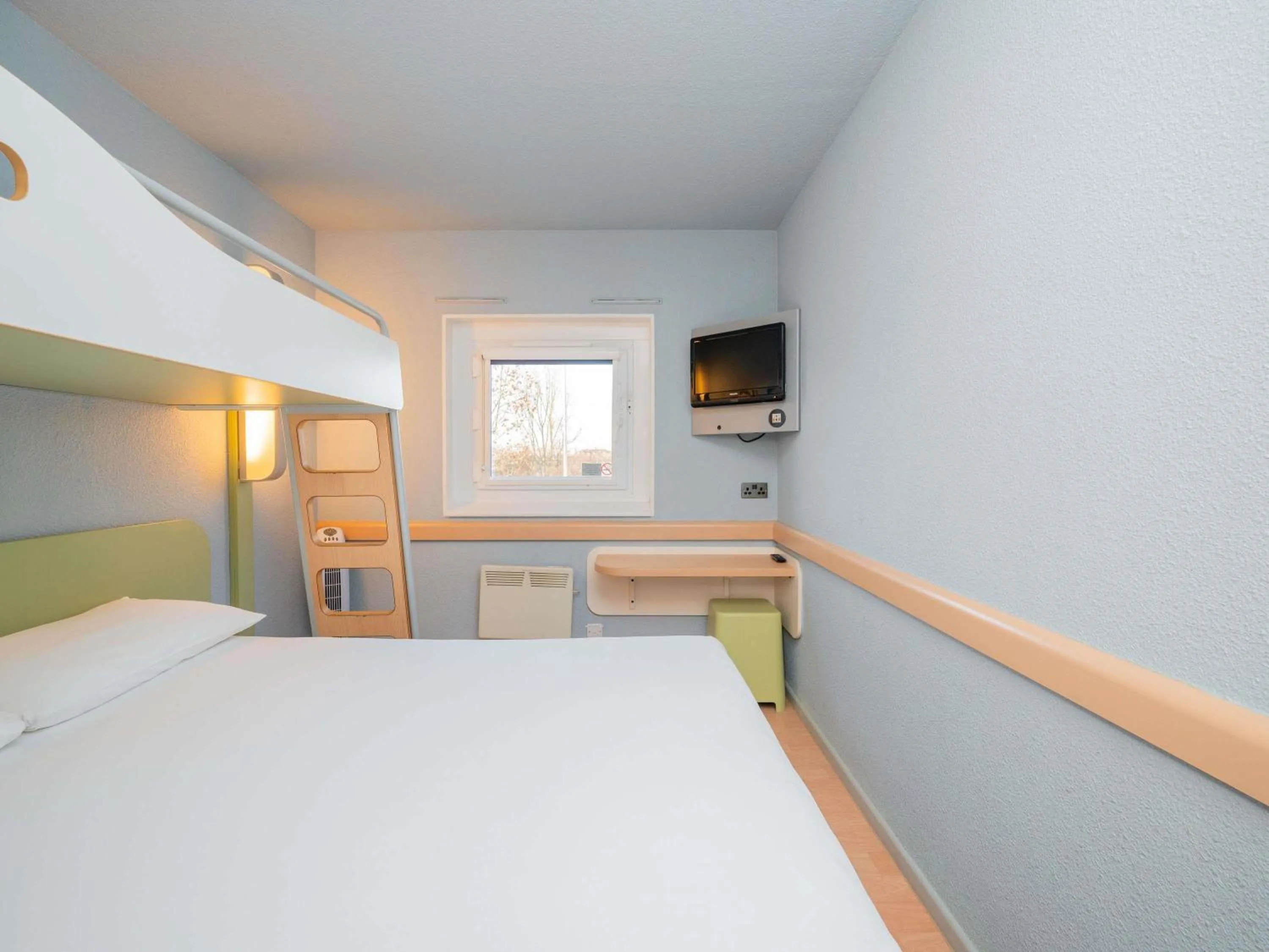 Bedroom, Bed in ibis budget London Barking