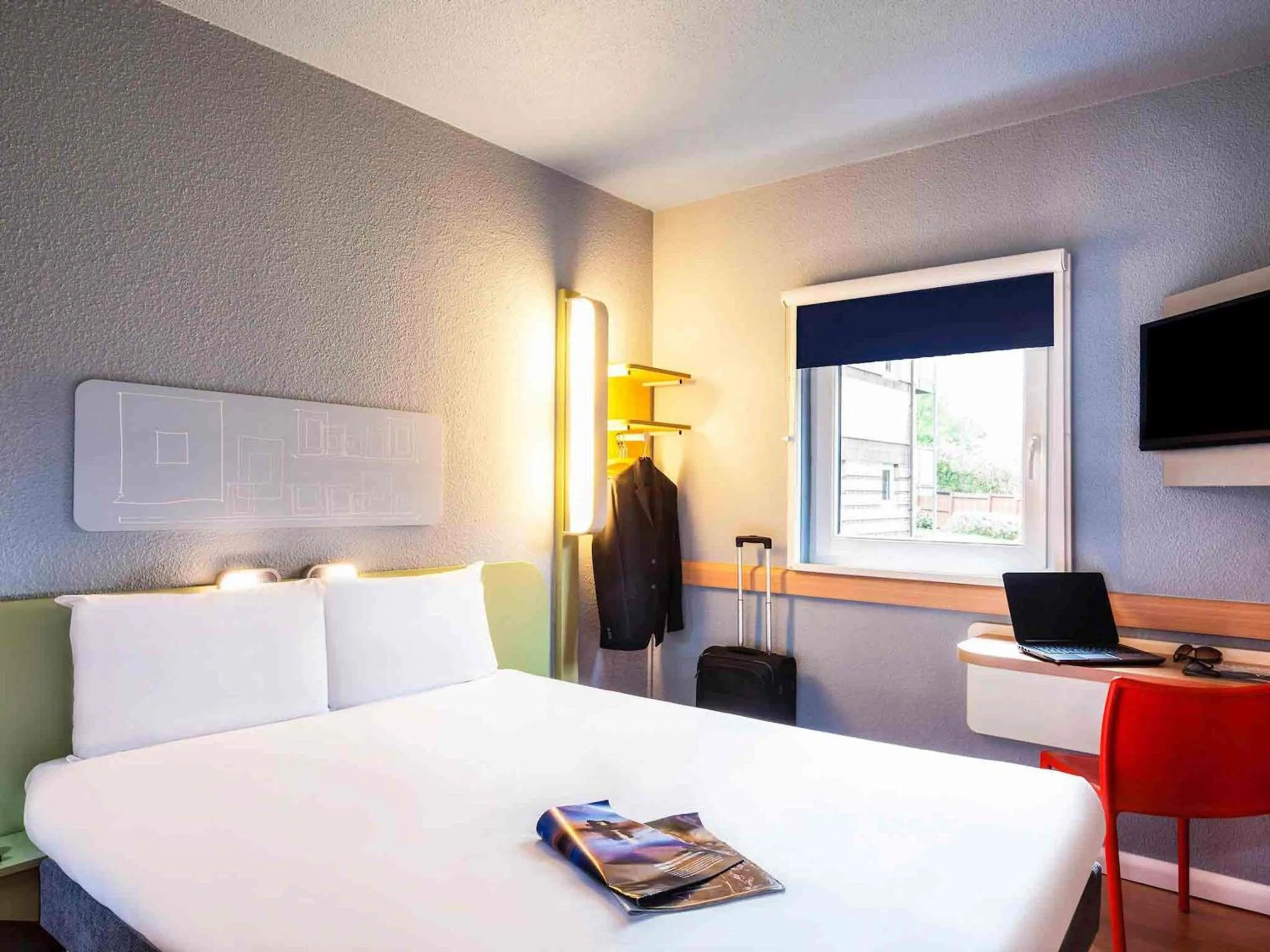Bedroom, Bed in ibis budget London Barking