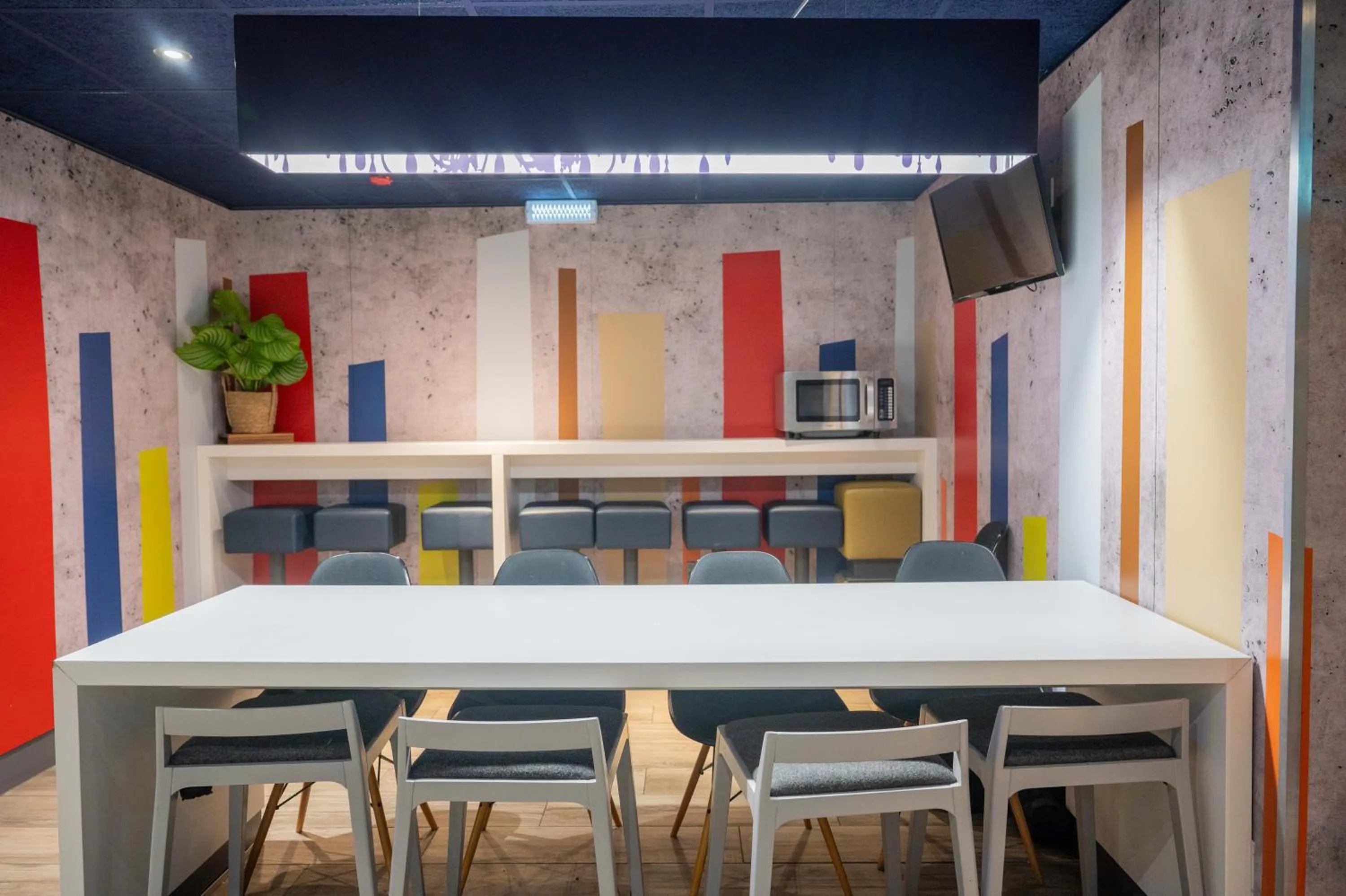 Restaurant/places to eat in ibis budget London Barking