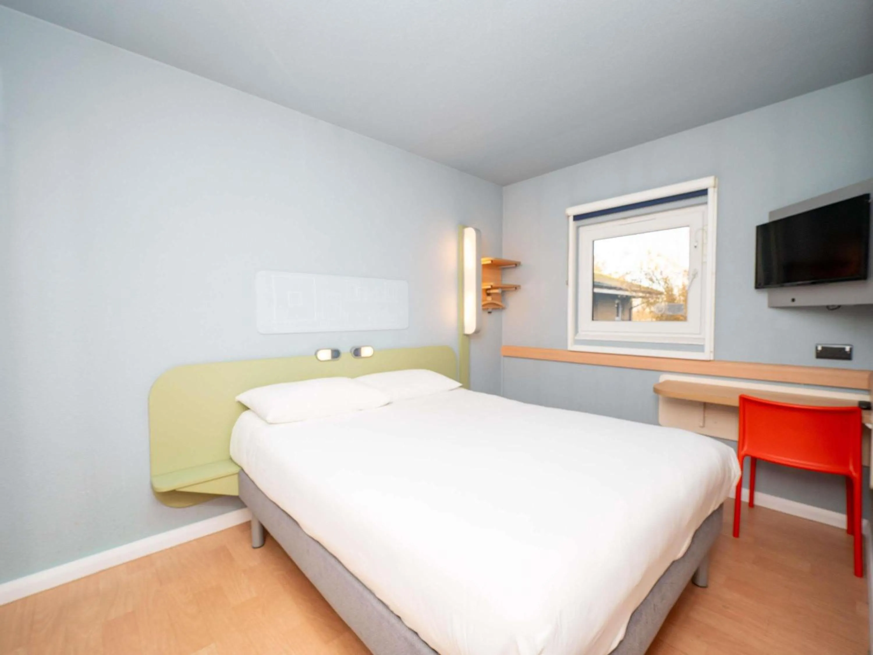 Bedroom, Bed in ibis budget London Barking