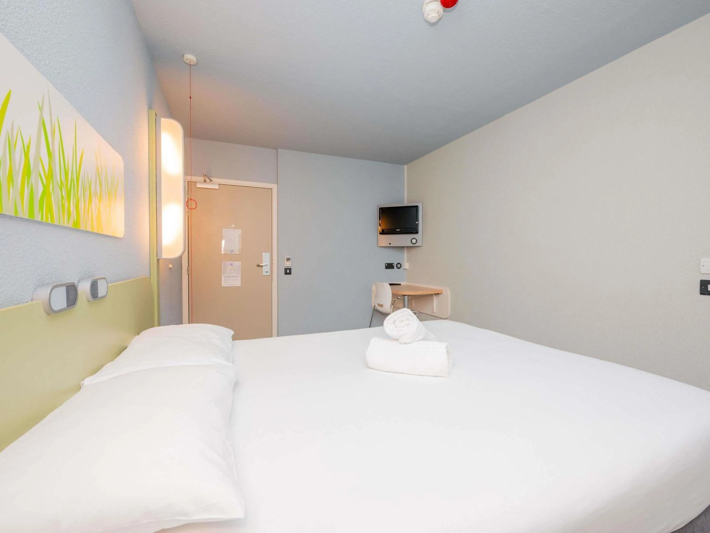 Bedroom, Bed in ibis budget London Barking