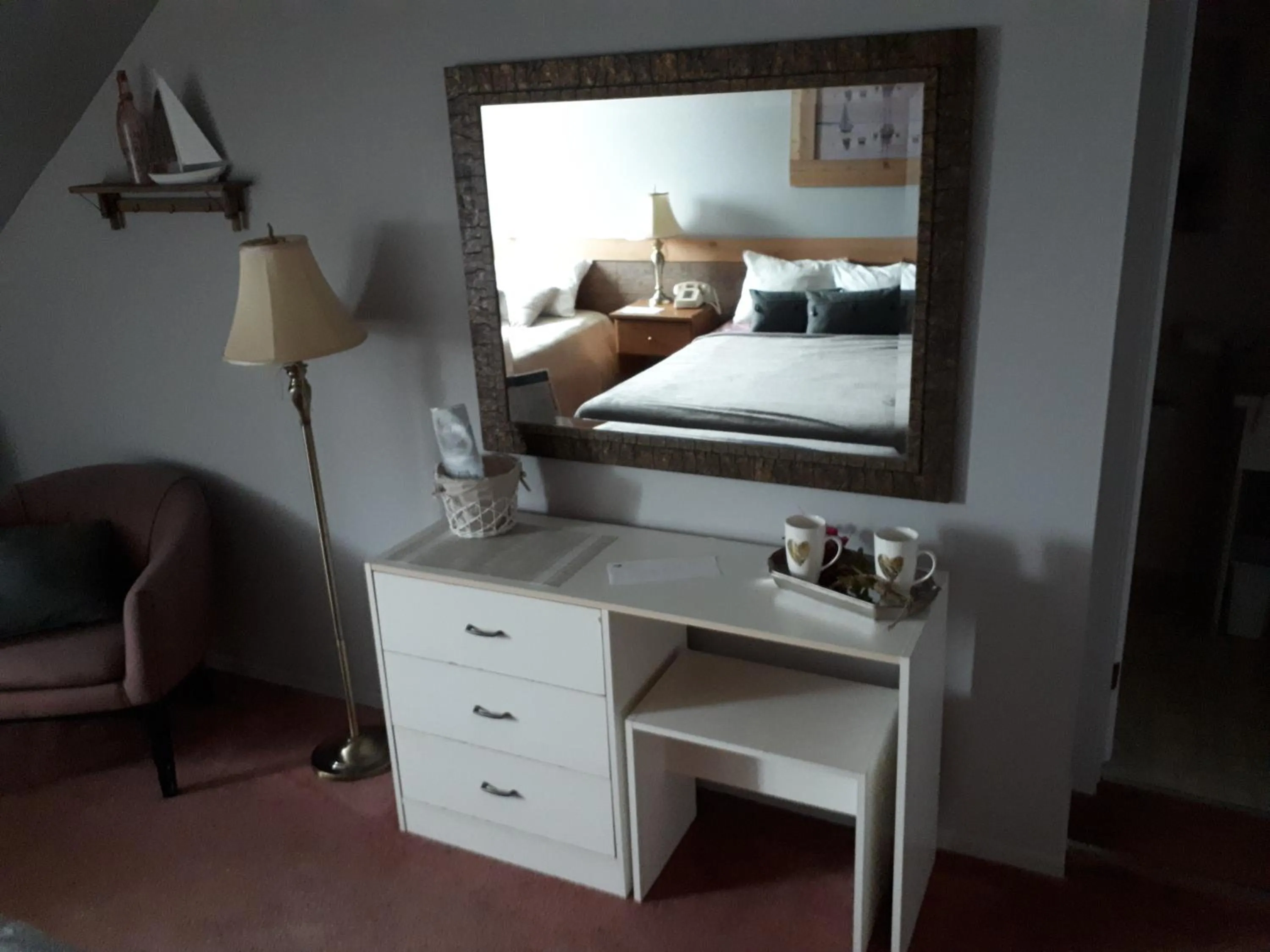 Photo of the whole room, Bed in hotel au vieux bardeau