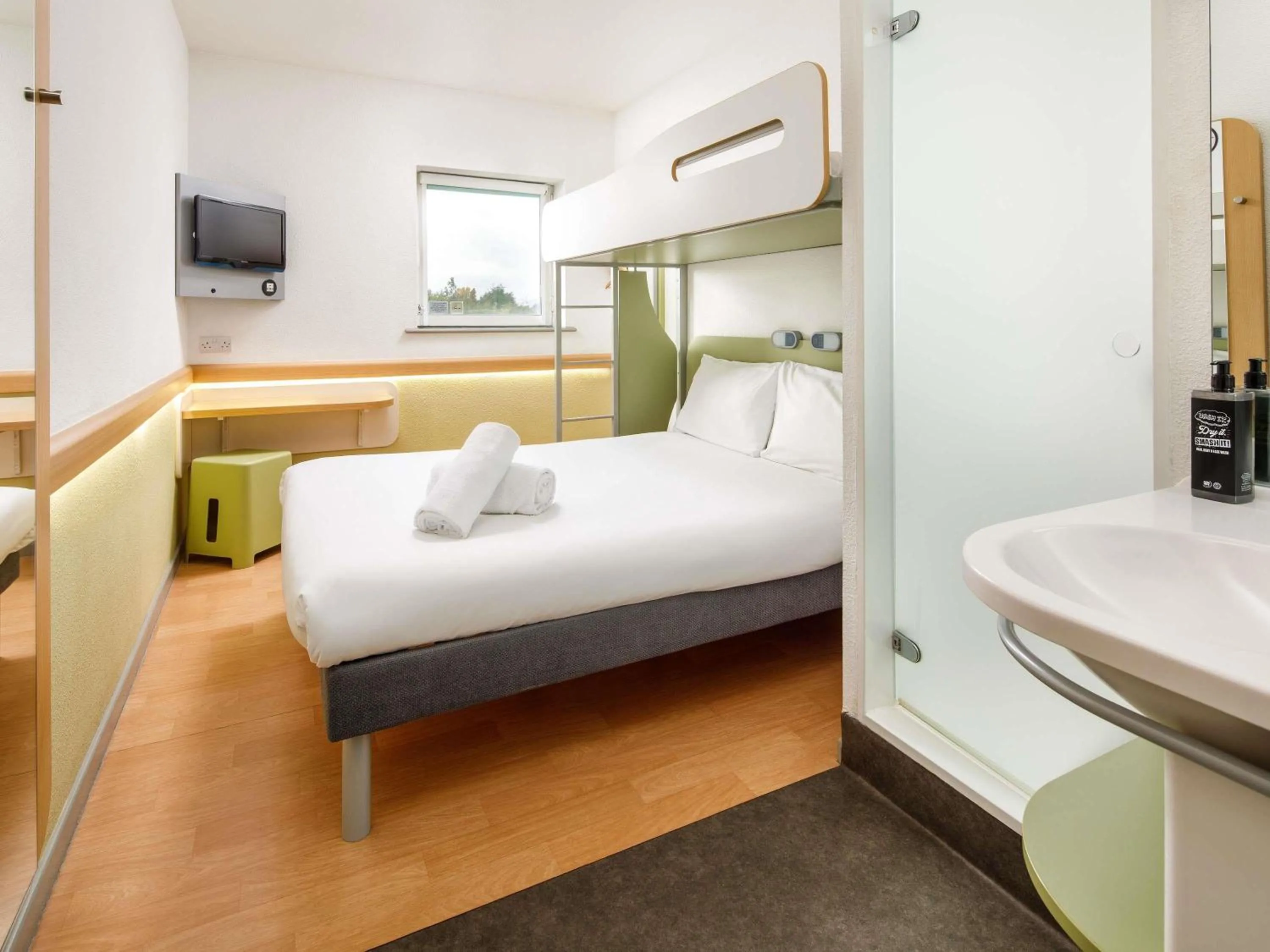 Bedroom, Bed in ibis budget Sheffield Arena