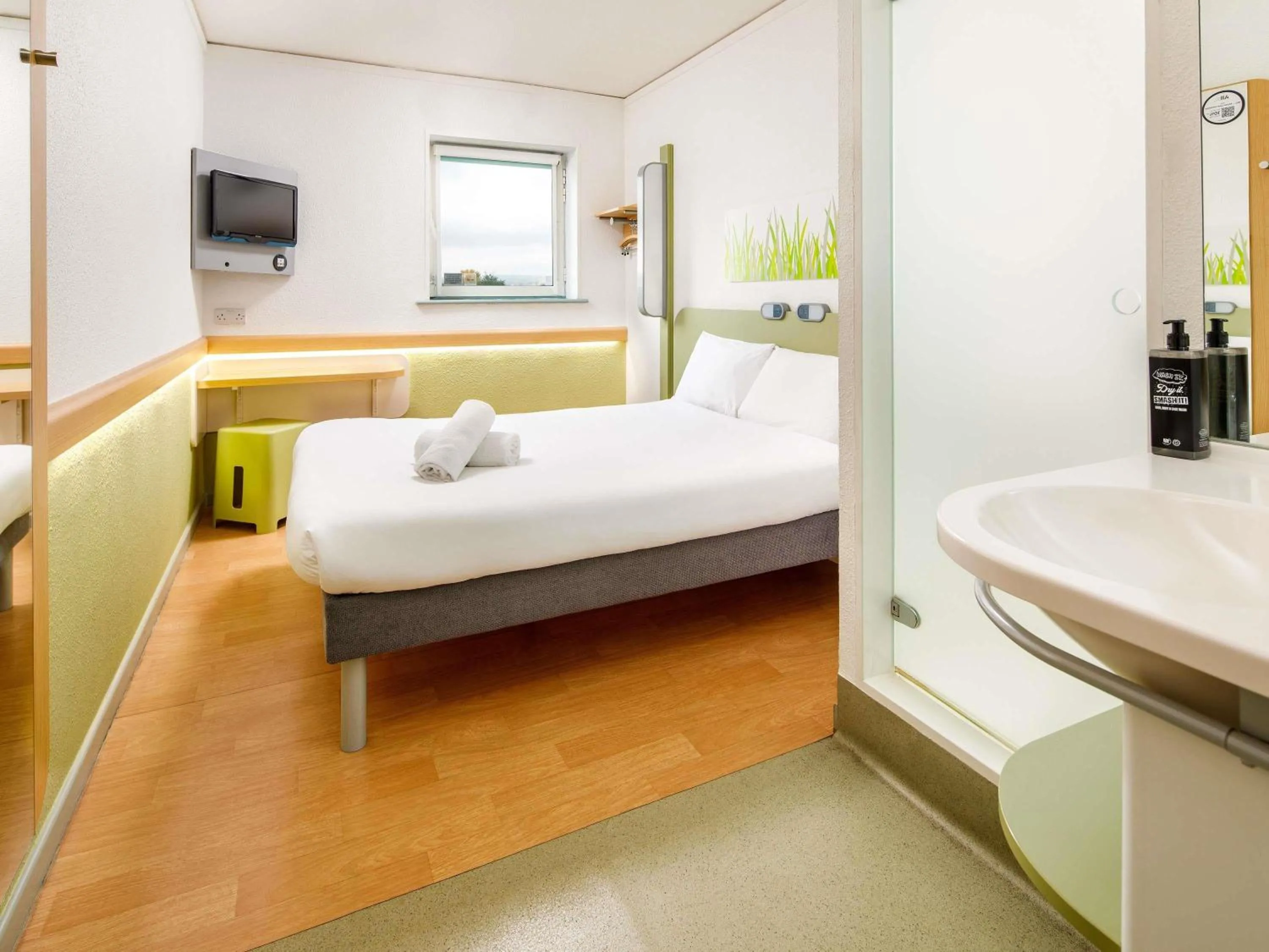 Bedroom, Bed in ibis budget Sheffield Arena