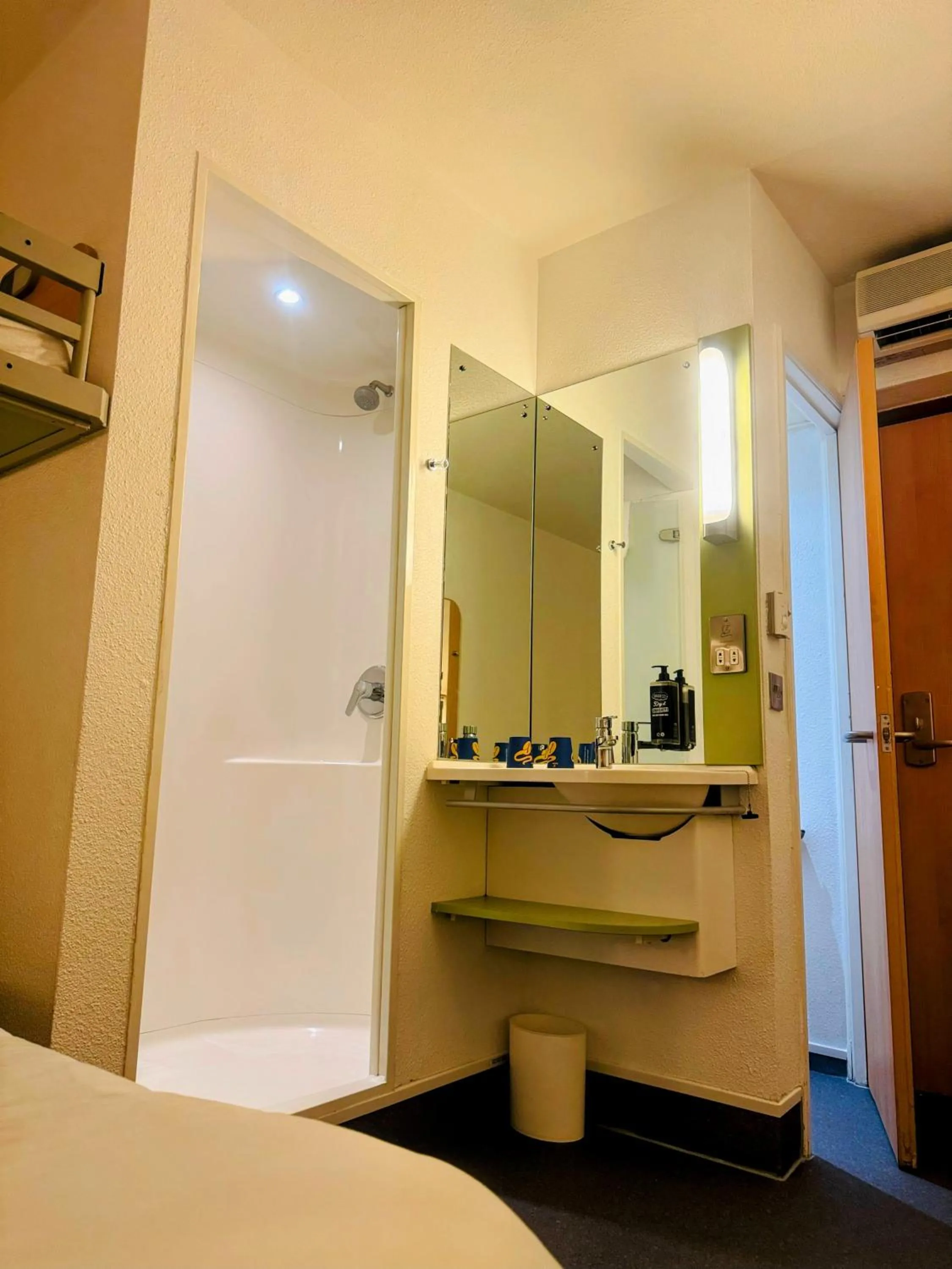 Shower in ibis budget Sheffield Arena