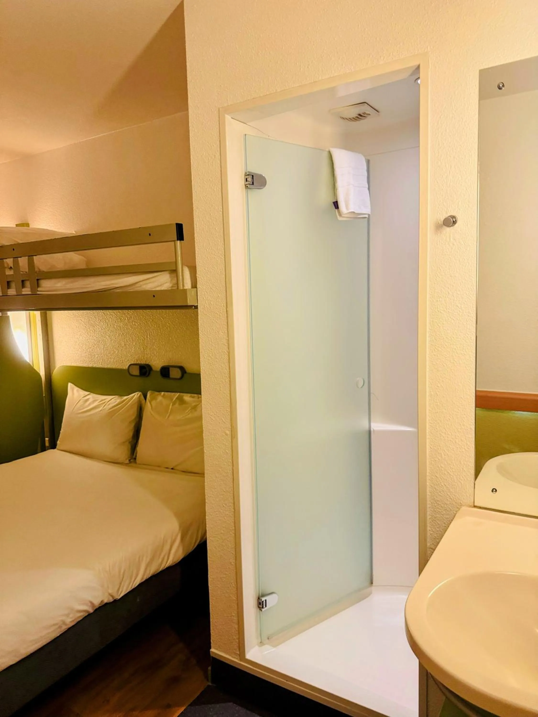 Shower, Bed in ibis budget Sheffield Arena