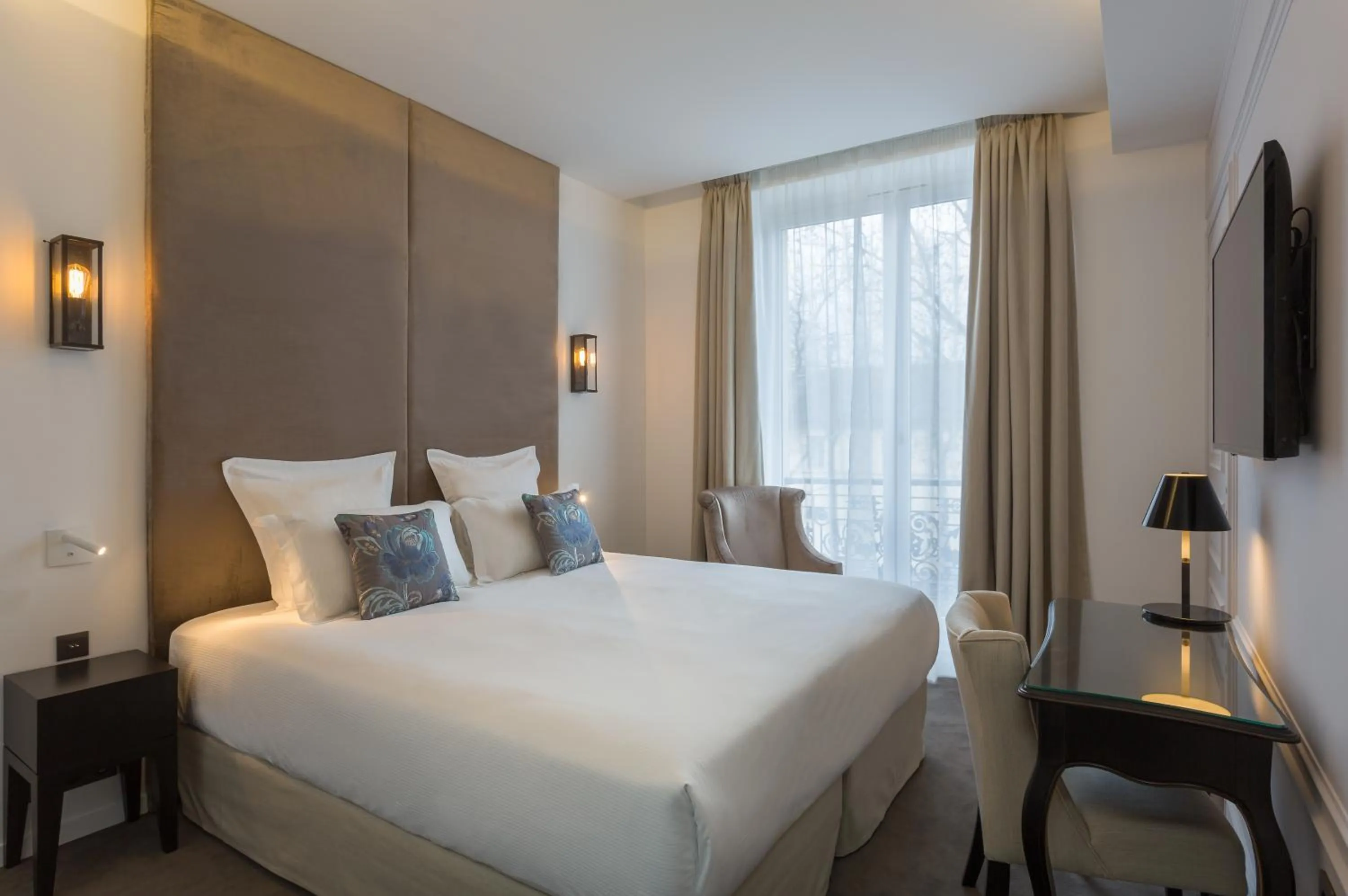 Bed in Hôtel La Comtesse