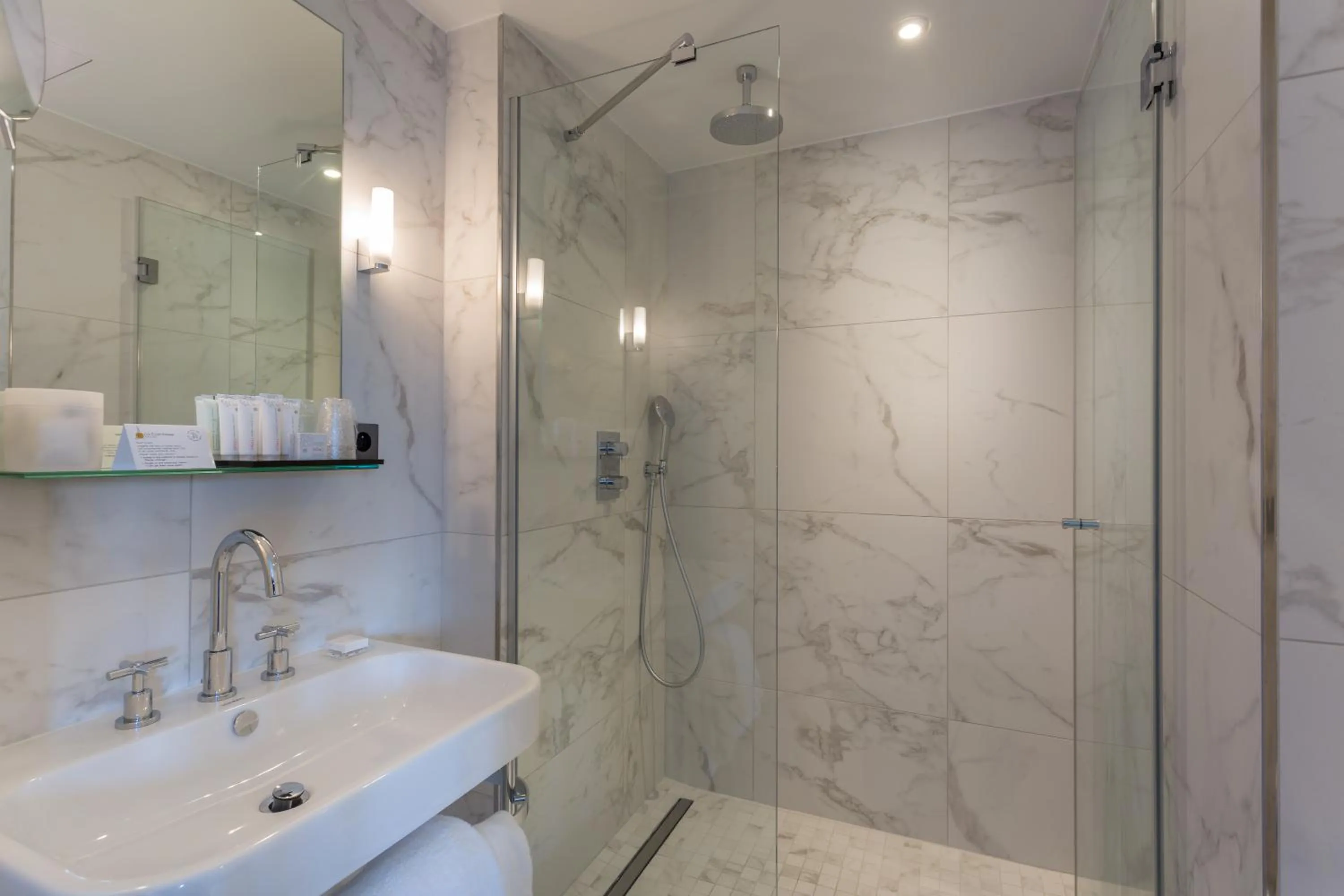 Bathroom in Hôtel La Comtesse