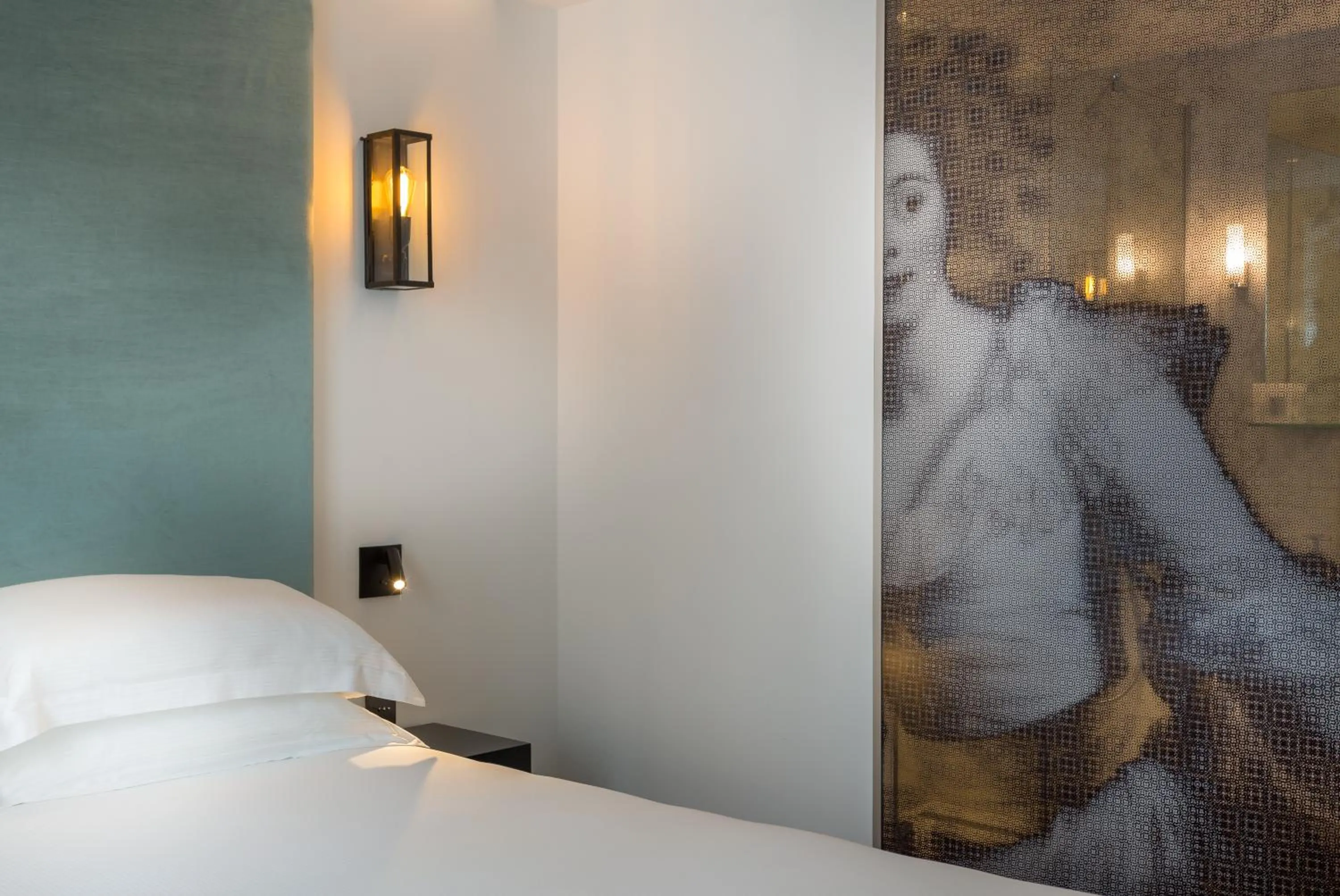 Bed in Hôtel La Comtesse