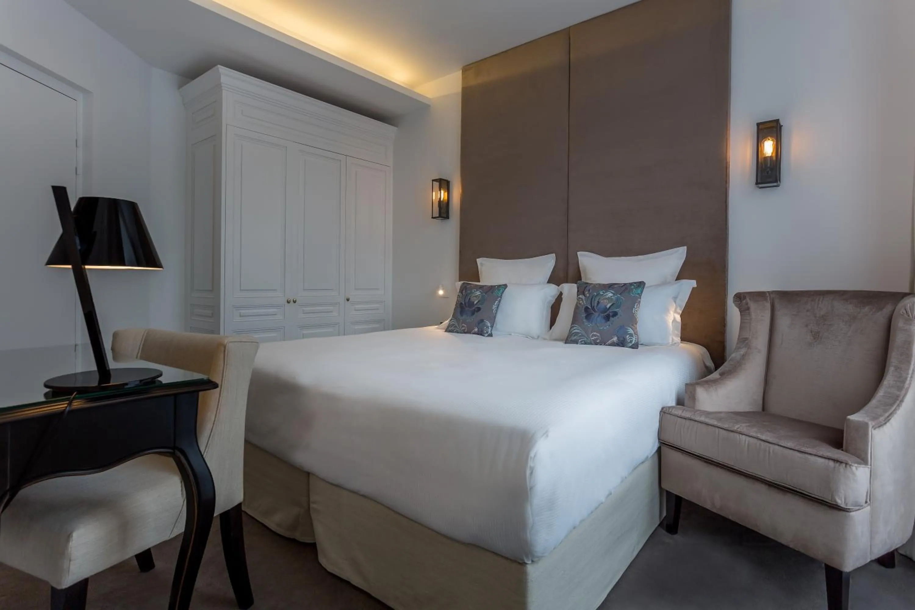 Photo of the whole room, Bed in Hôtel La Comtesse