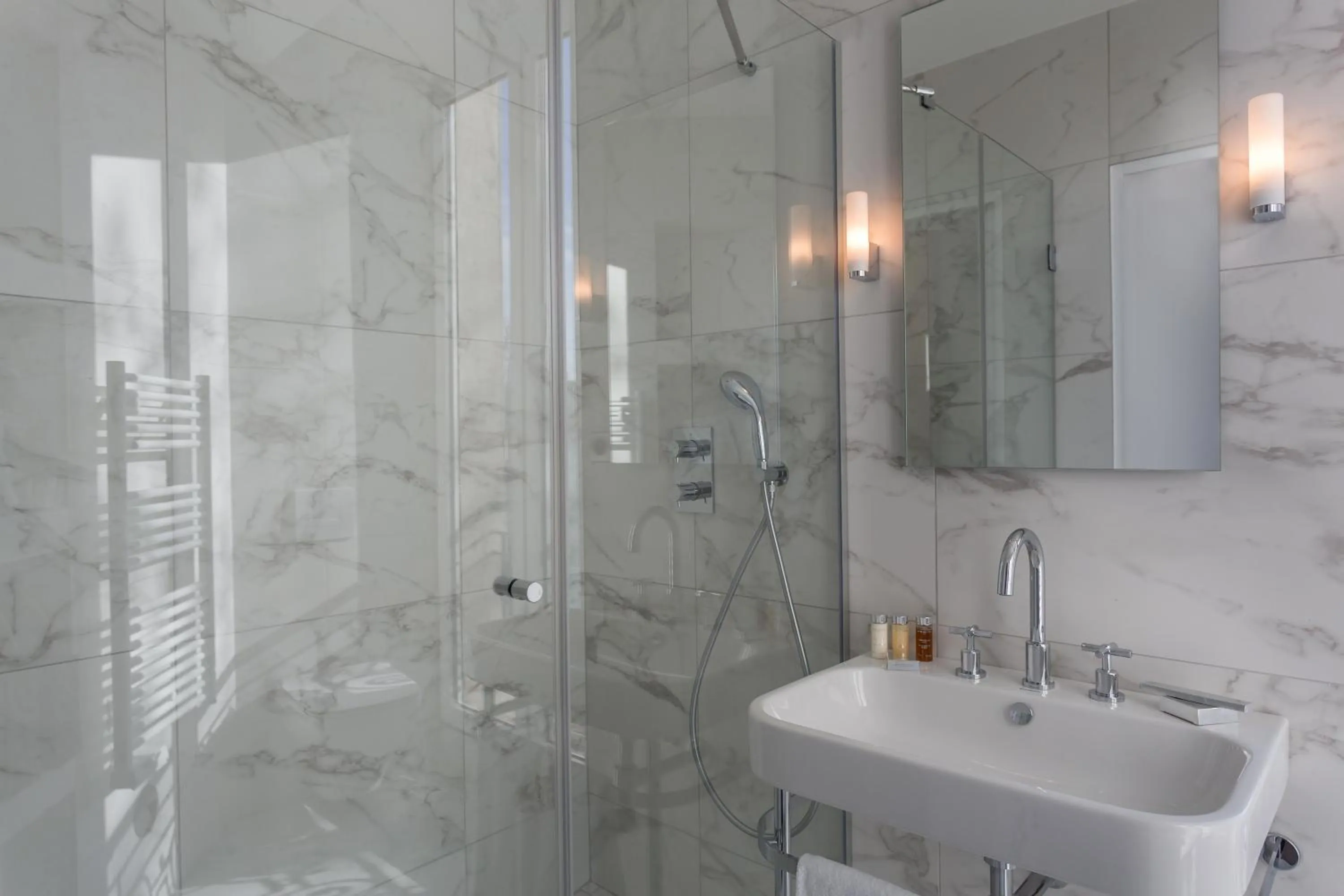 Shower in Hôtel La Comtesse