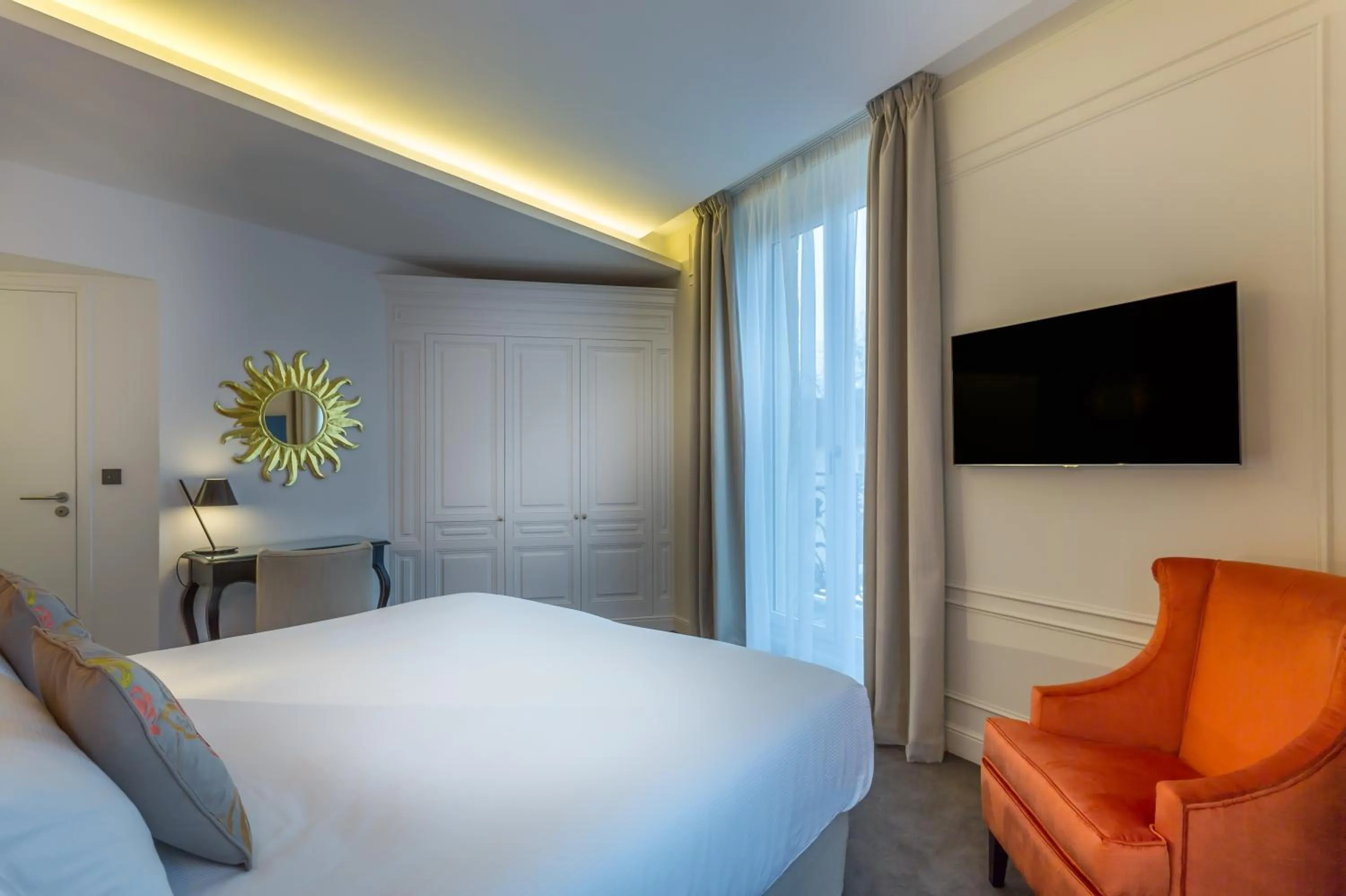 Bed in Hôtel La Comtesse