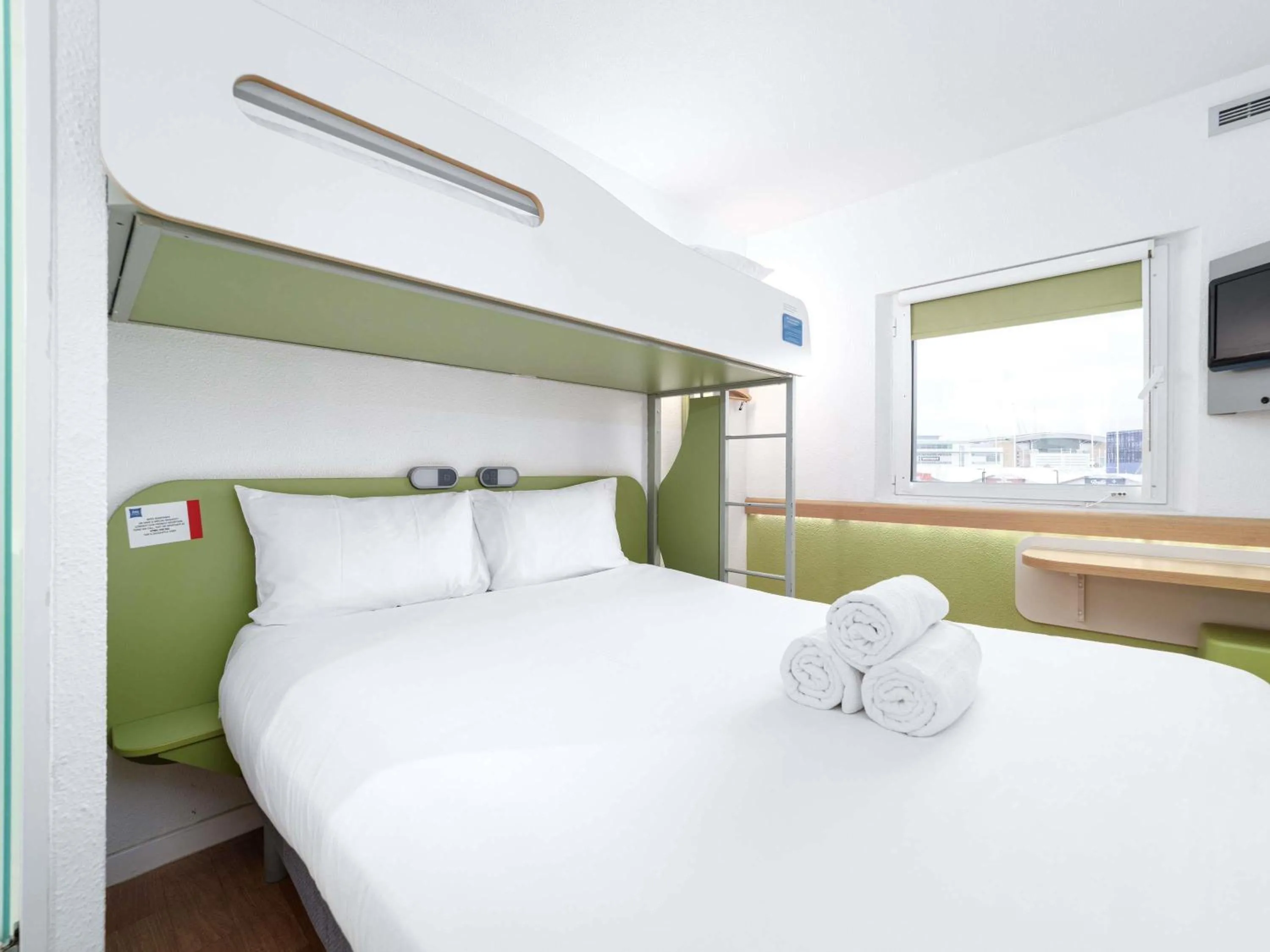 Bedroom, Bed in ibis budget Southampton Centre