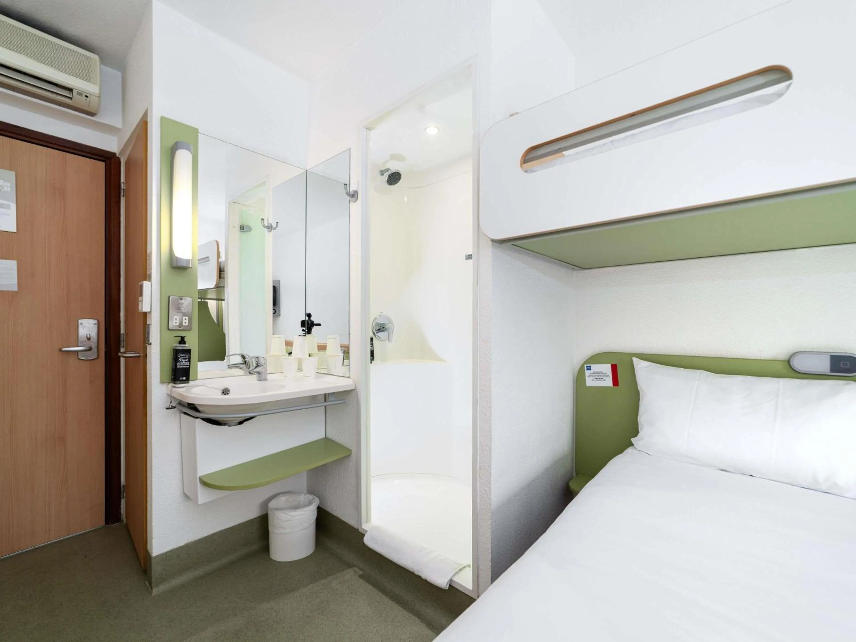 Bedroom, Bed in ibis budget Southampton Centre