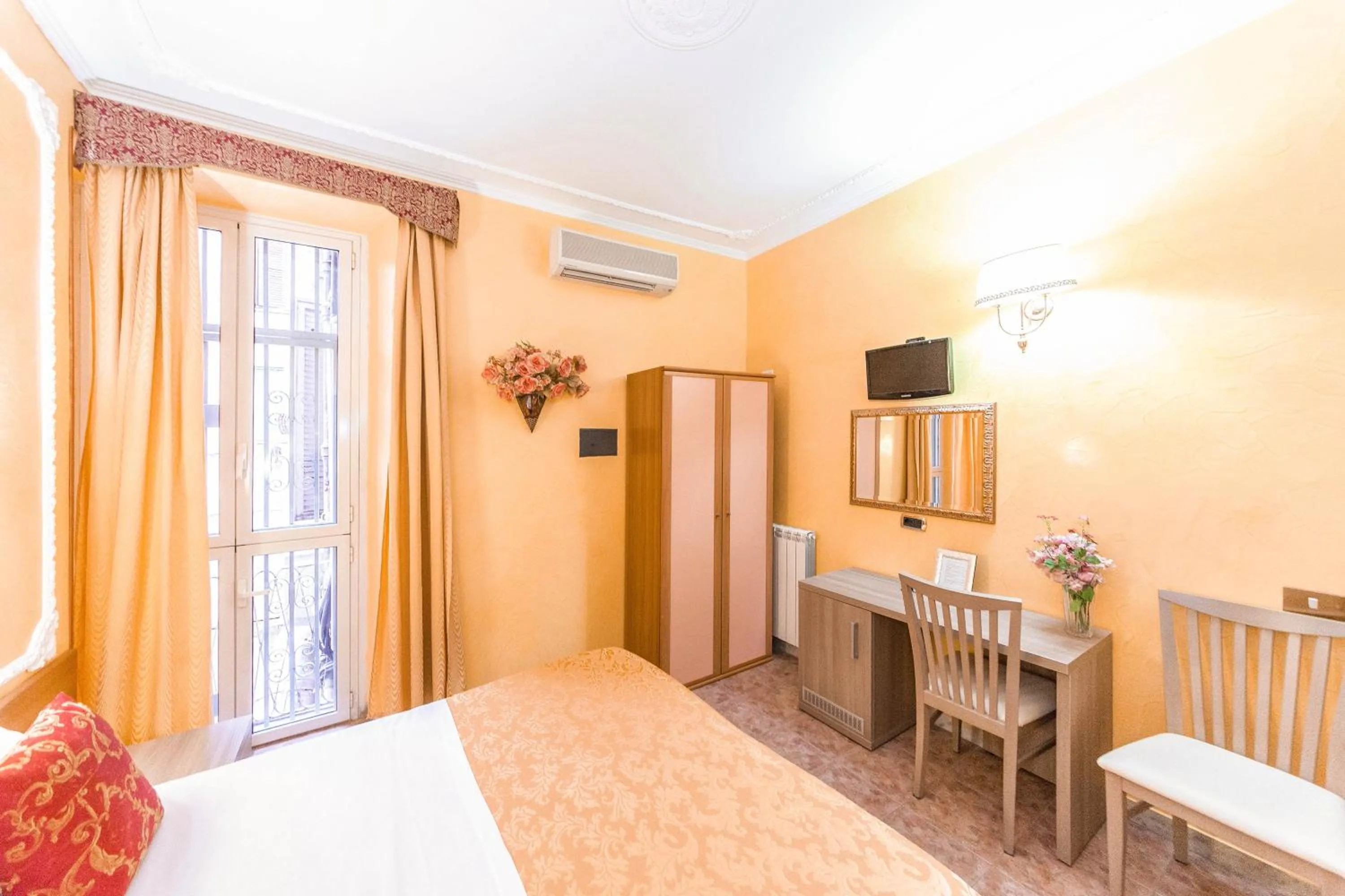 Photo of the whole room, Bed in Downtown Accommodation
