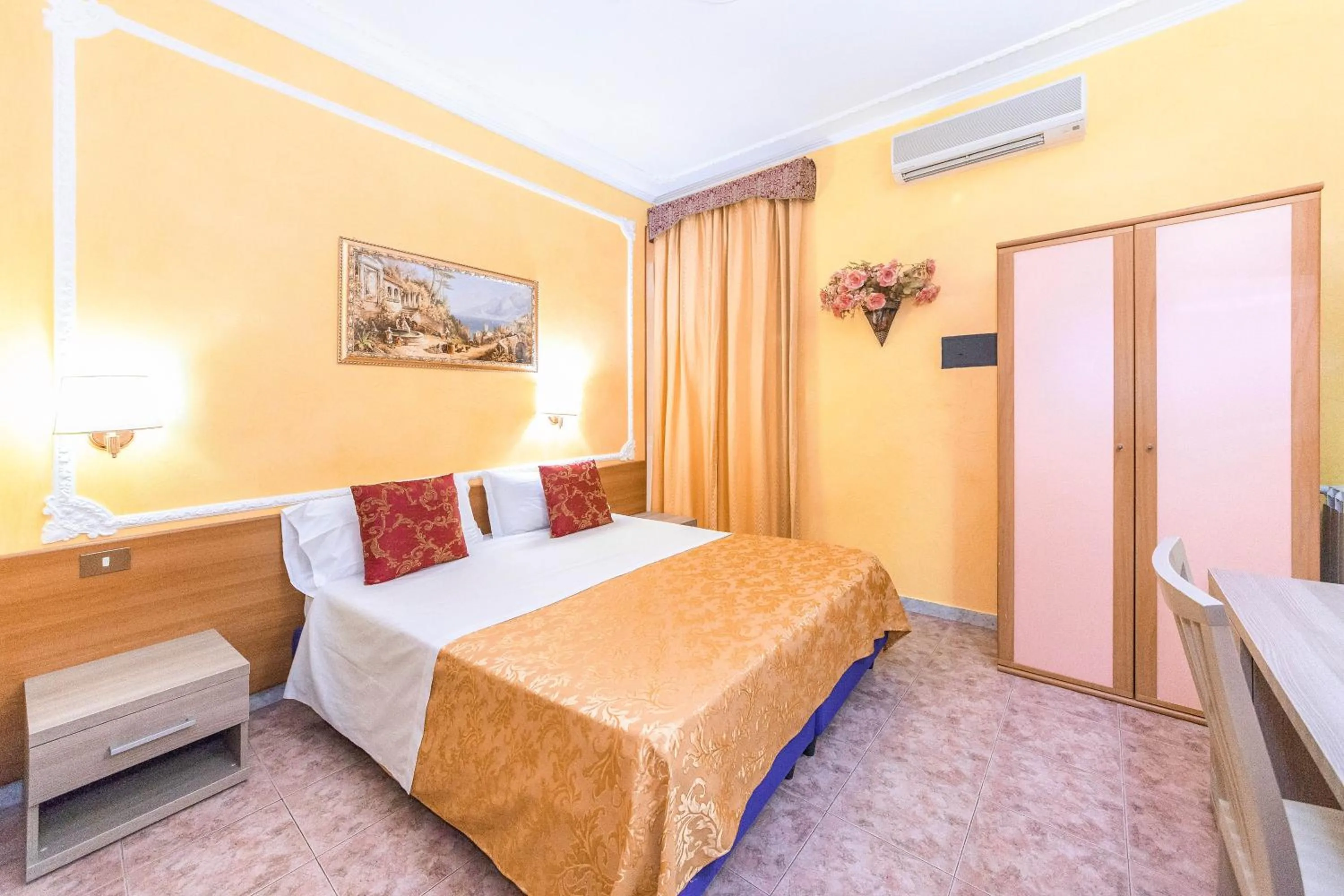 Photo of the whole room, Bed in Downtown Accommodation