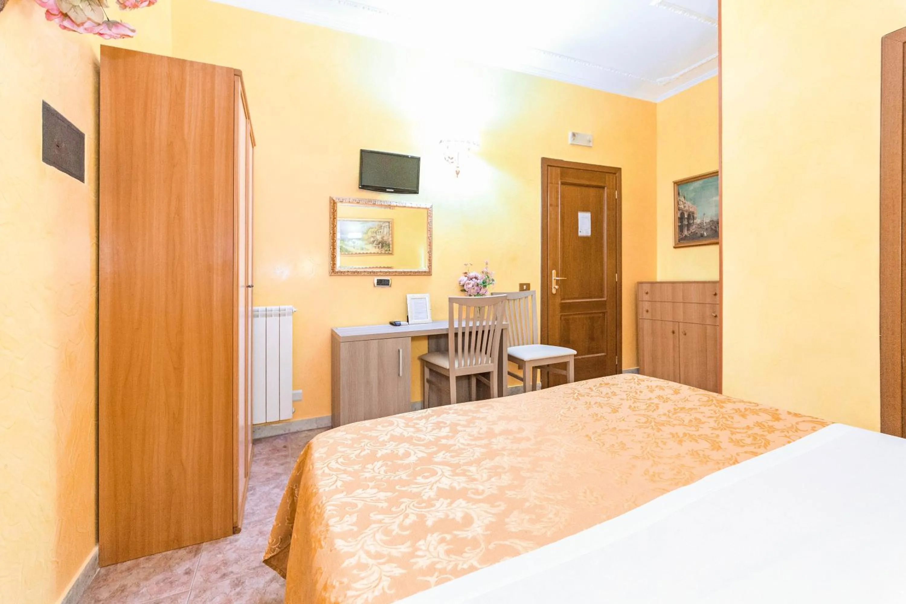 Photo of the whole room, Bed in Downtown Accommodation