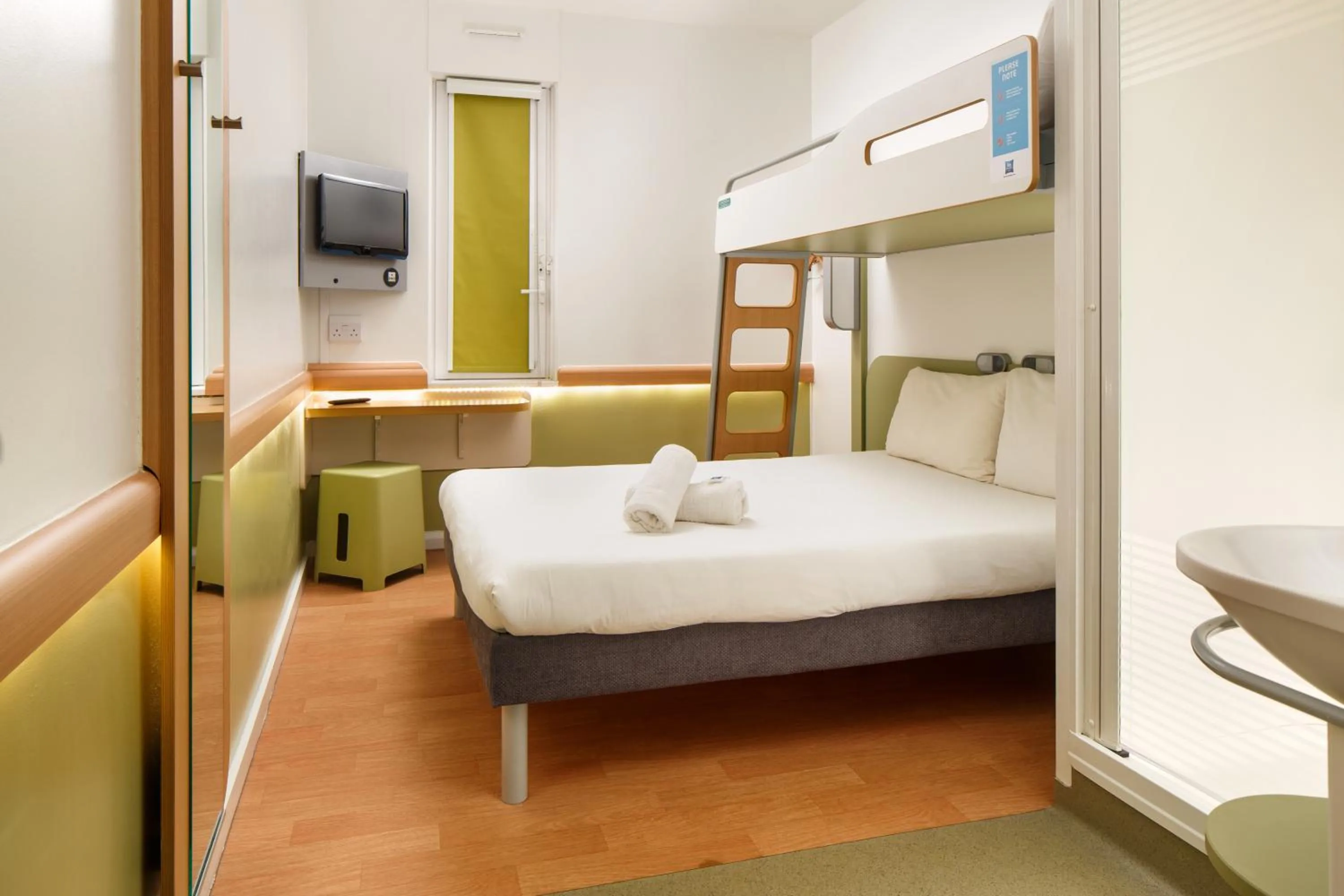 Photo of the whole room, Bed in ibis Budget Manchester Centre Pollard Street